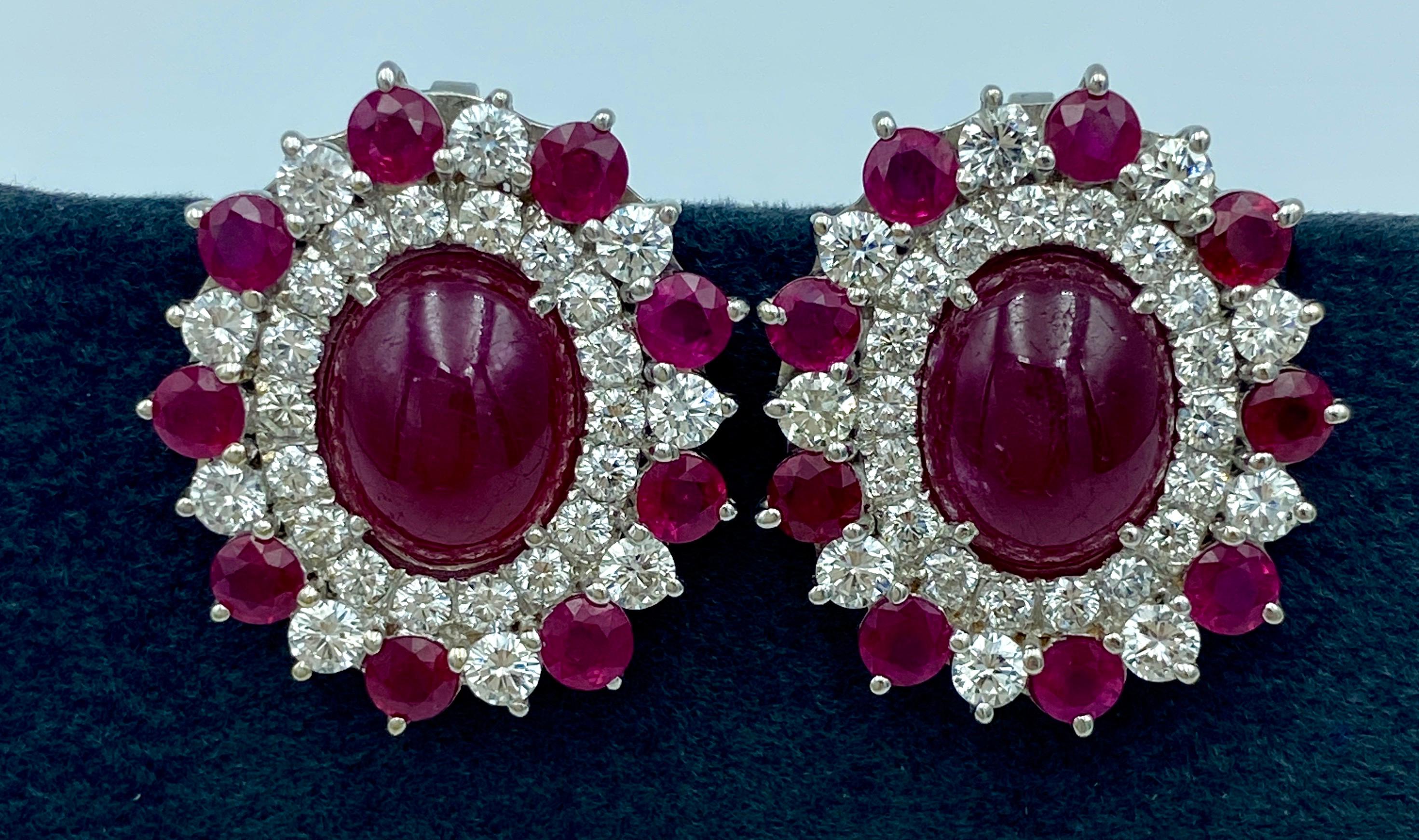 Dieses atemberaubende Paar natürlicher Cabochon-Rubin-Ohrringe ist mit ca. 3 Karat rundgeschliffenen Diamanten in VS-Qualität der Farbe F-G und weiteren 20 rundgeschliffenen Rubinen besetzt. Die Ohrringe sind Teil eines schönen Sets mit passendem