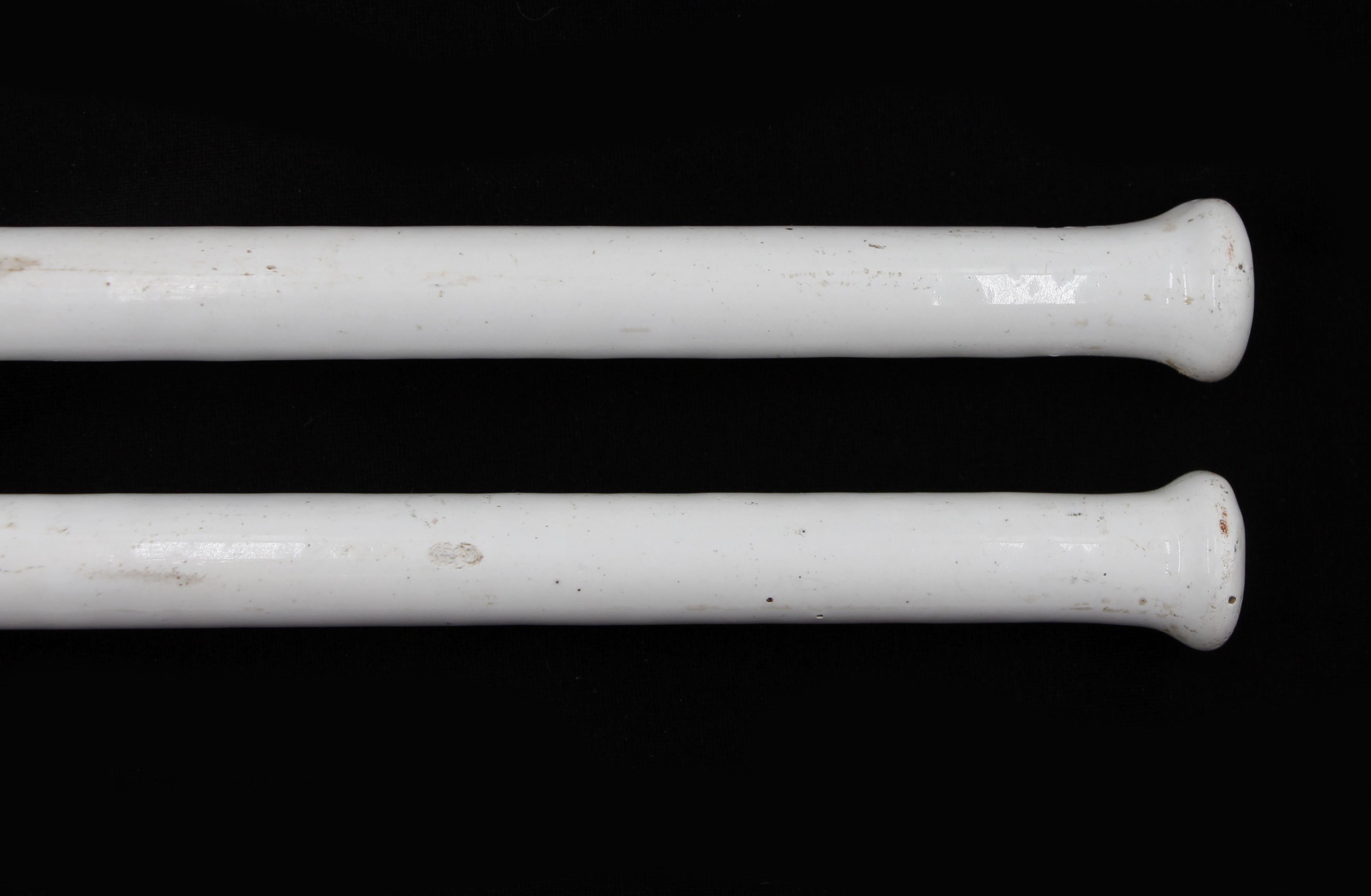 European 20 in. White Swing Double Arm Towel Rack Europeo en venta