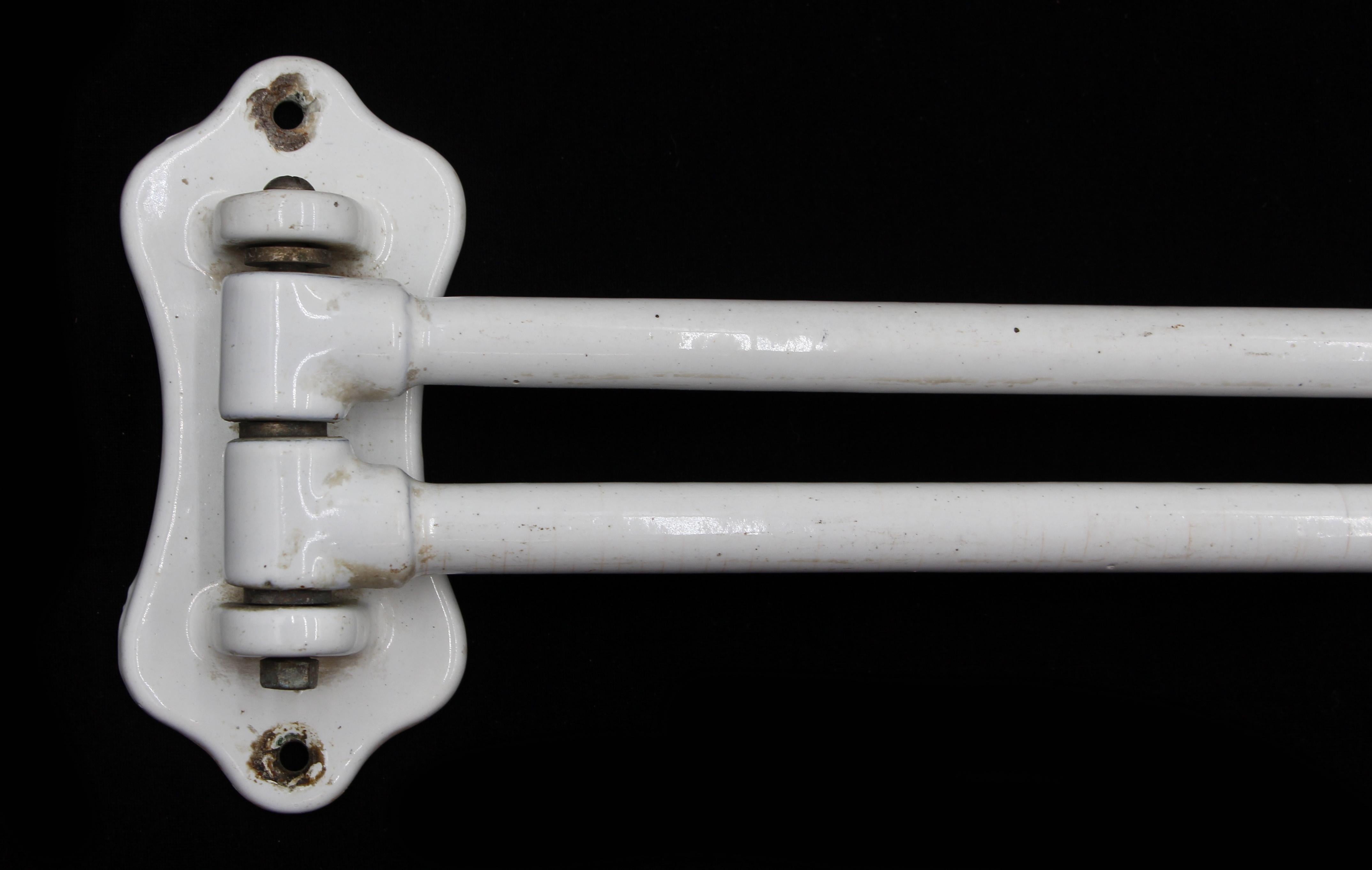 European 20 in. White Swing Double Arm Towel Rack Vaciado en venta