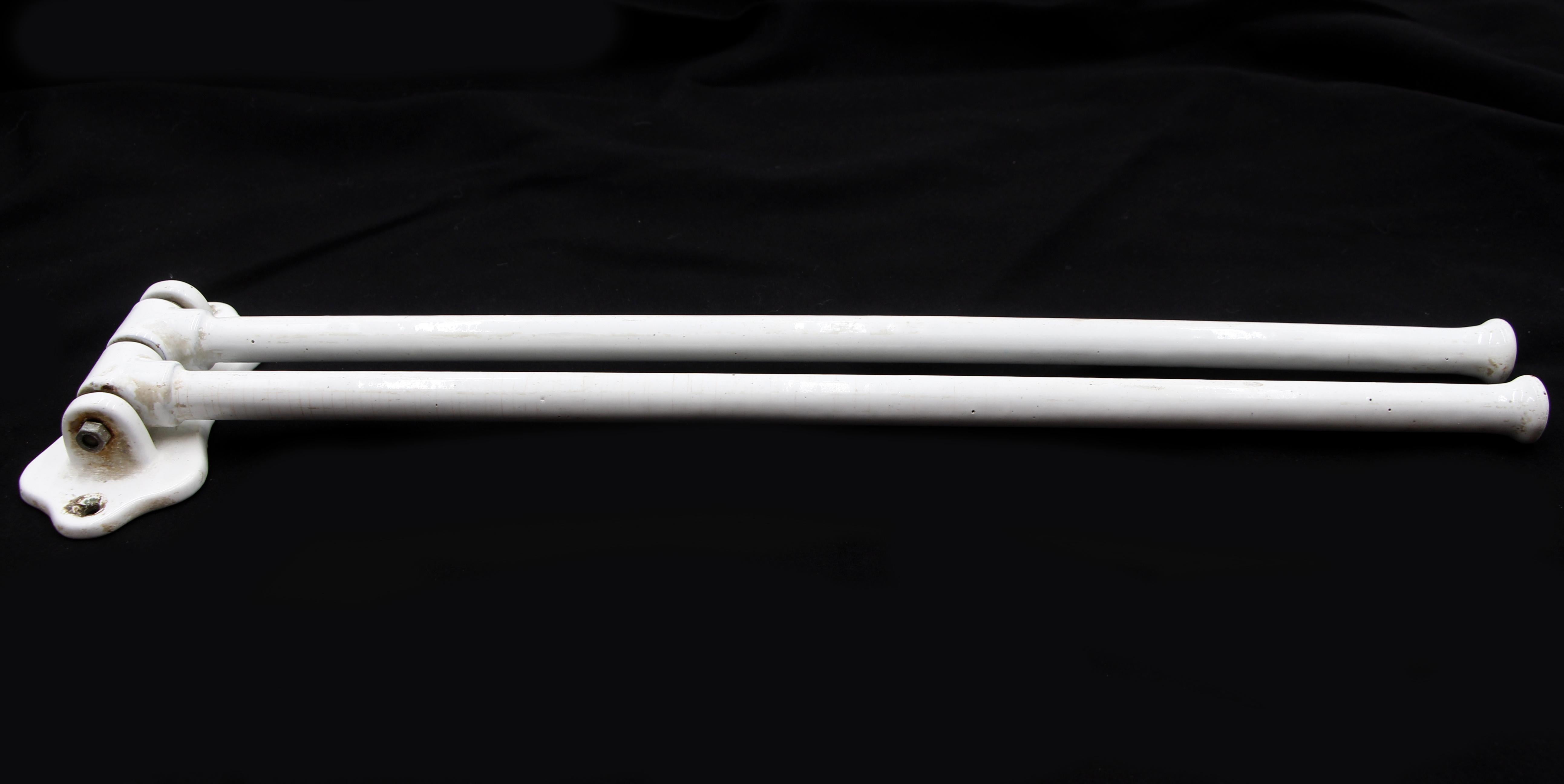European 20 in. White Swing Double Arm Towel Rack en Bueno estado para la venta en New York, NY