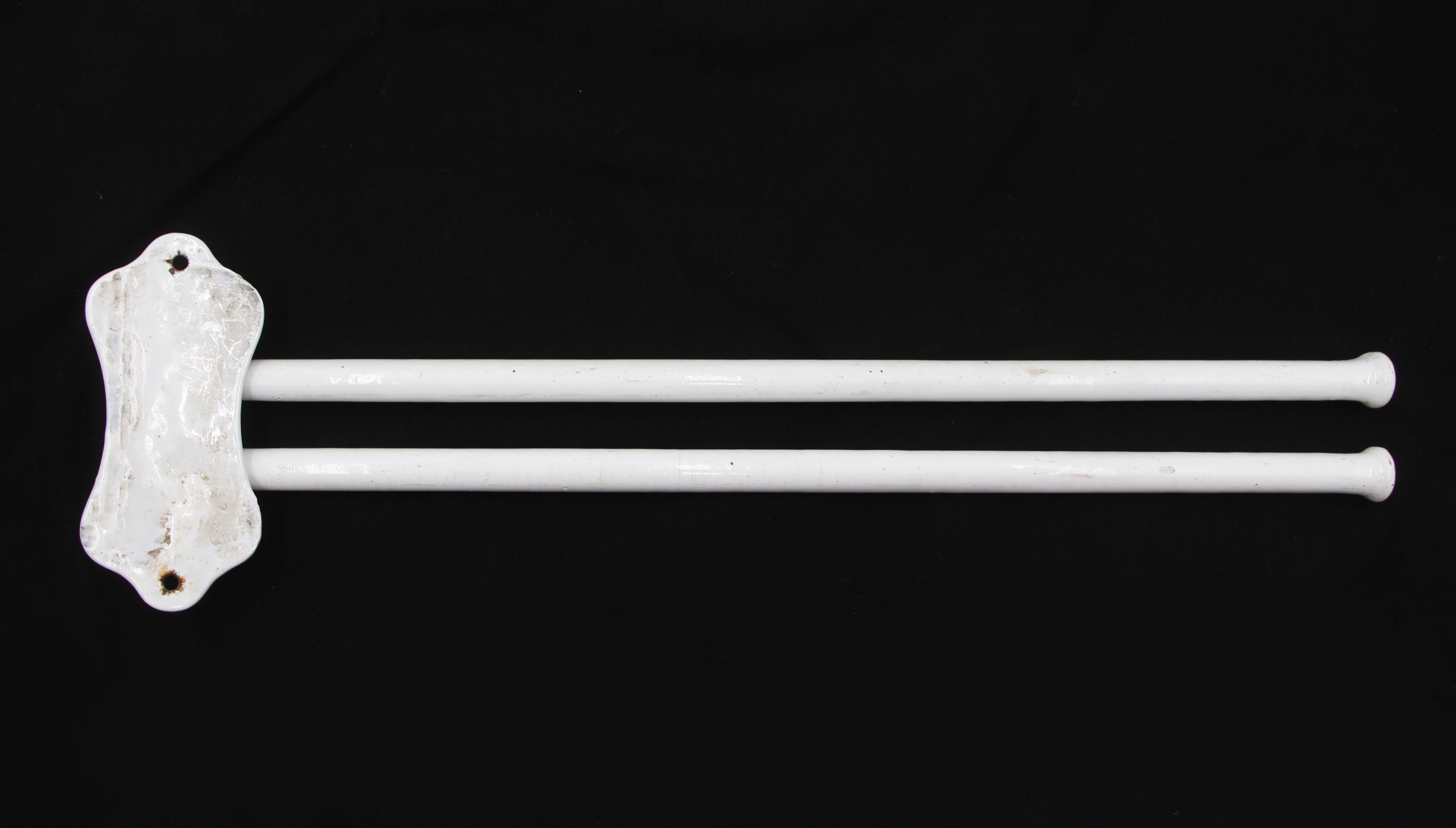 European 20 in. White Swing Double Arm Towel Rack siglo XX en venta