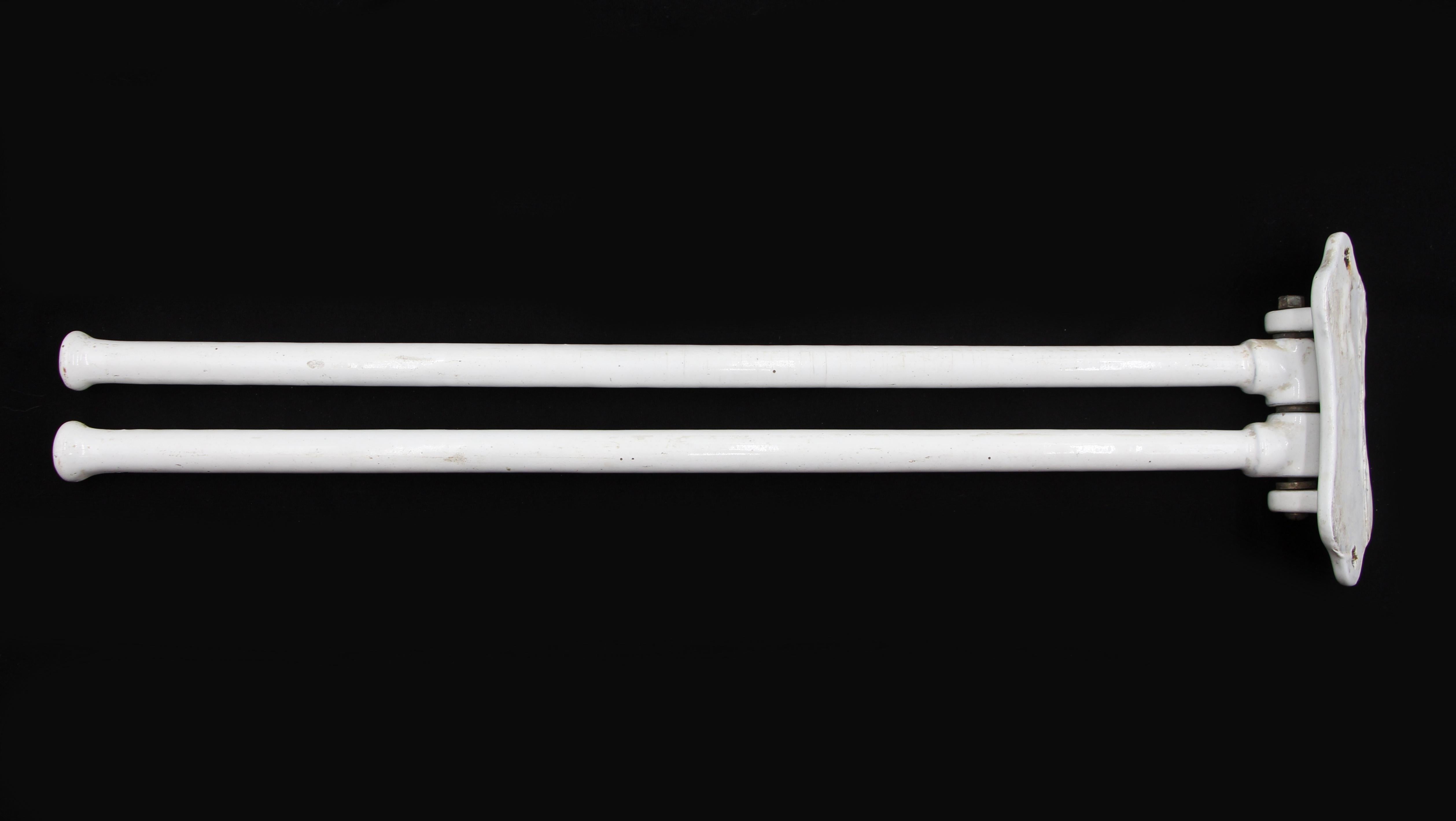 European 20 in. White Swing Double Arm Towel Rack Esmalte en venta