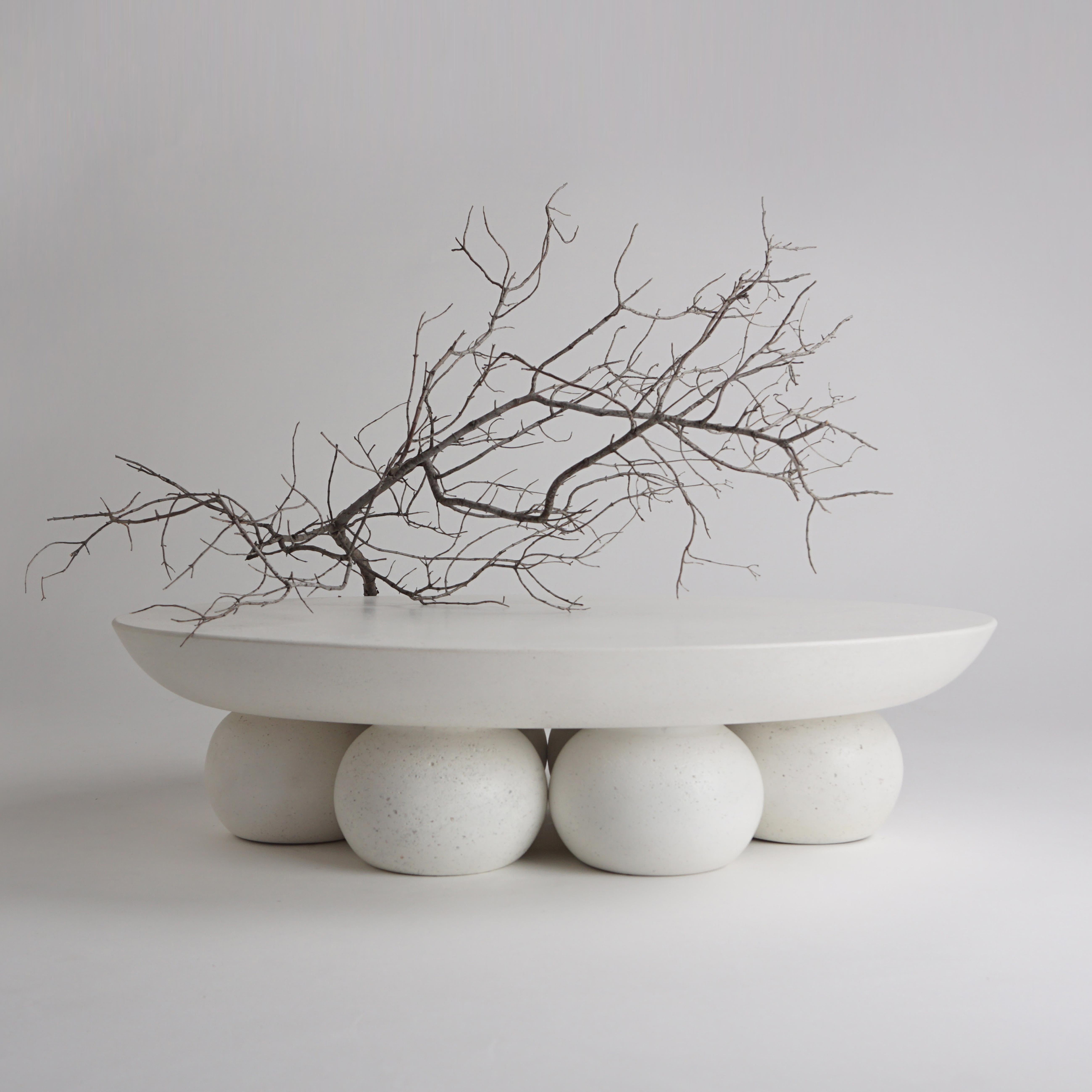 Organico moderno Centrotavola bianco Piedi ovali organici moderni in pietra fusa di Atelier A. Stone in vendita