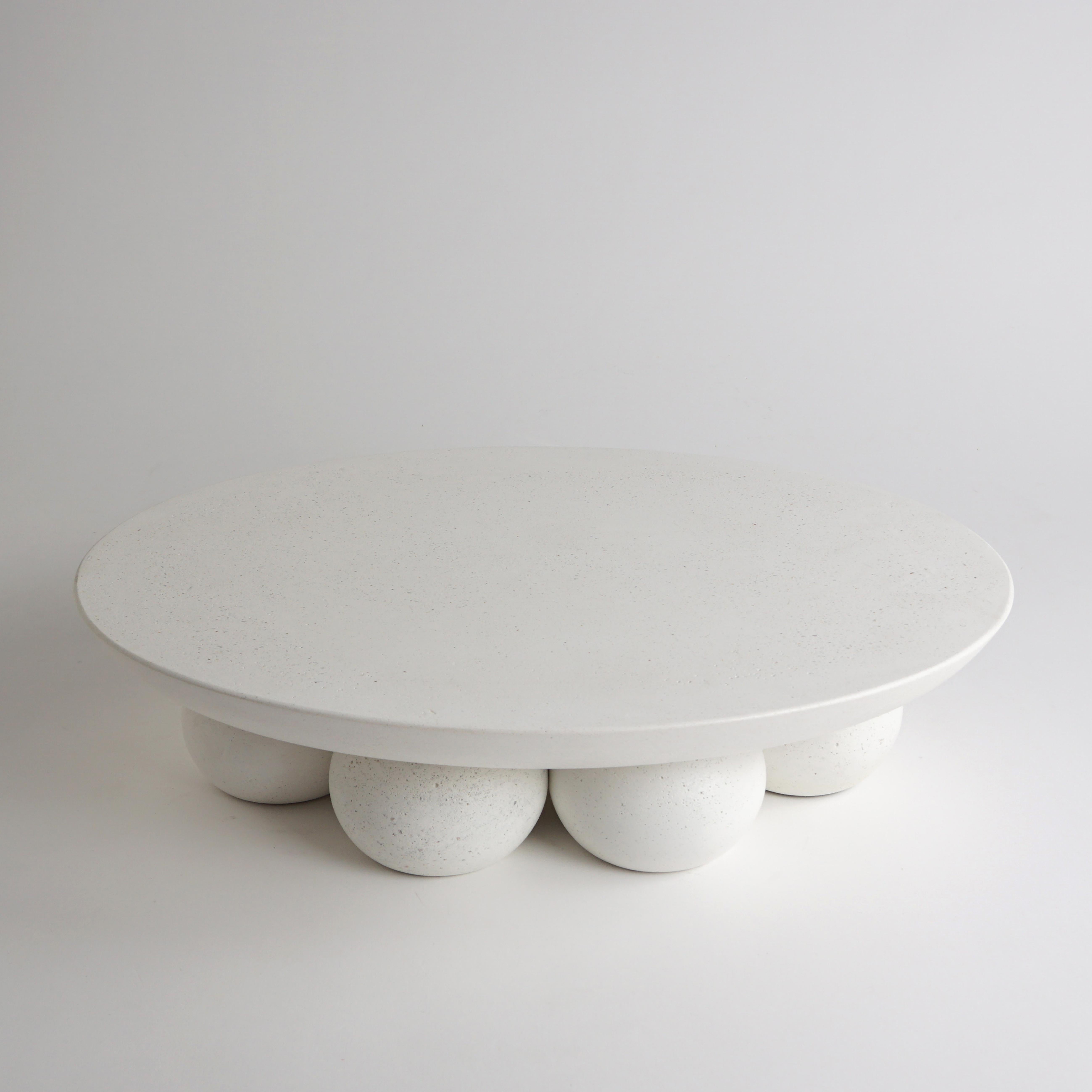 Greco Centrotavola bianco Piedi ovali organici moderni in pietra fusa di Atelier A. Stone in vendita