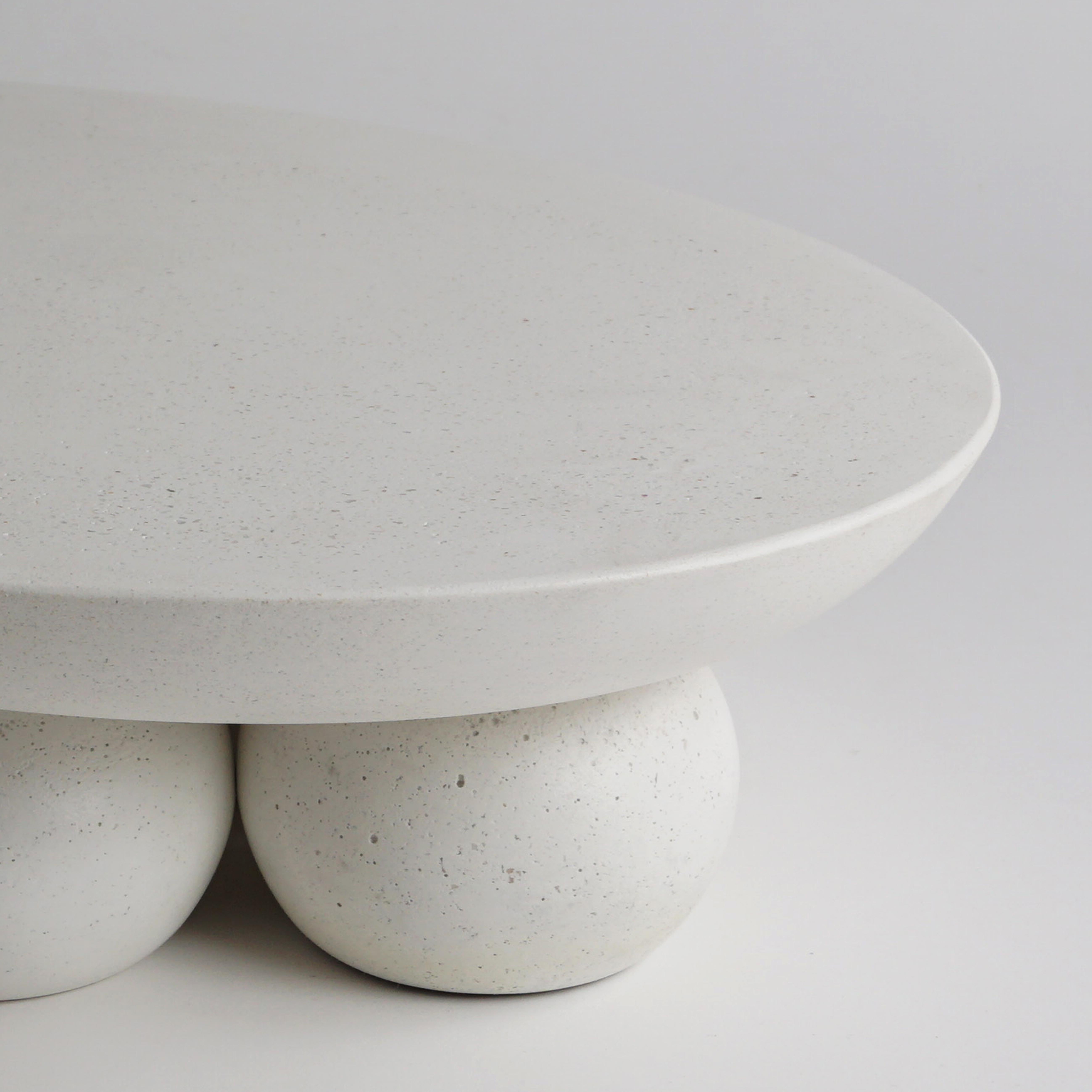 Grec Centre de table ovale sculptural et organique « PIEDI » d'Alentes Atelier en vente