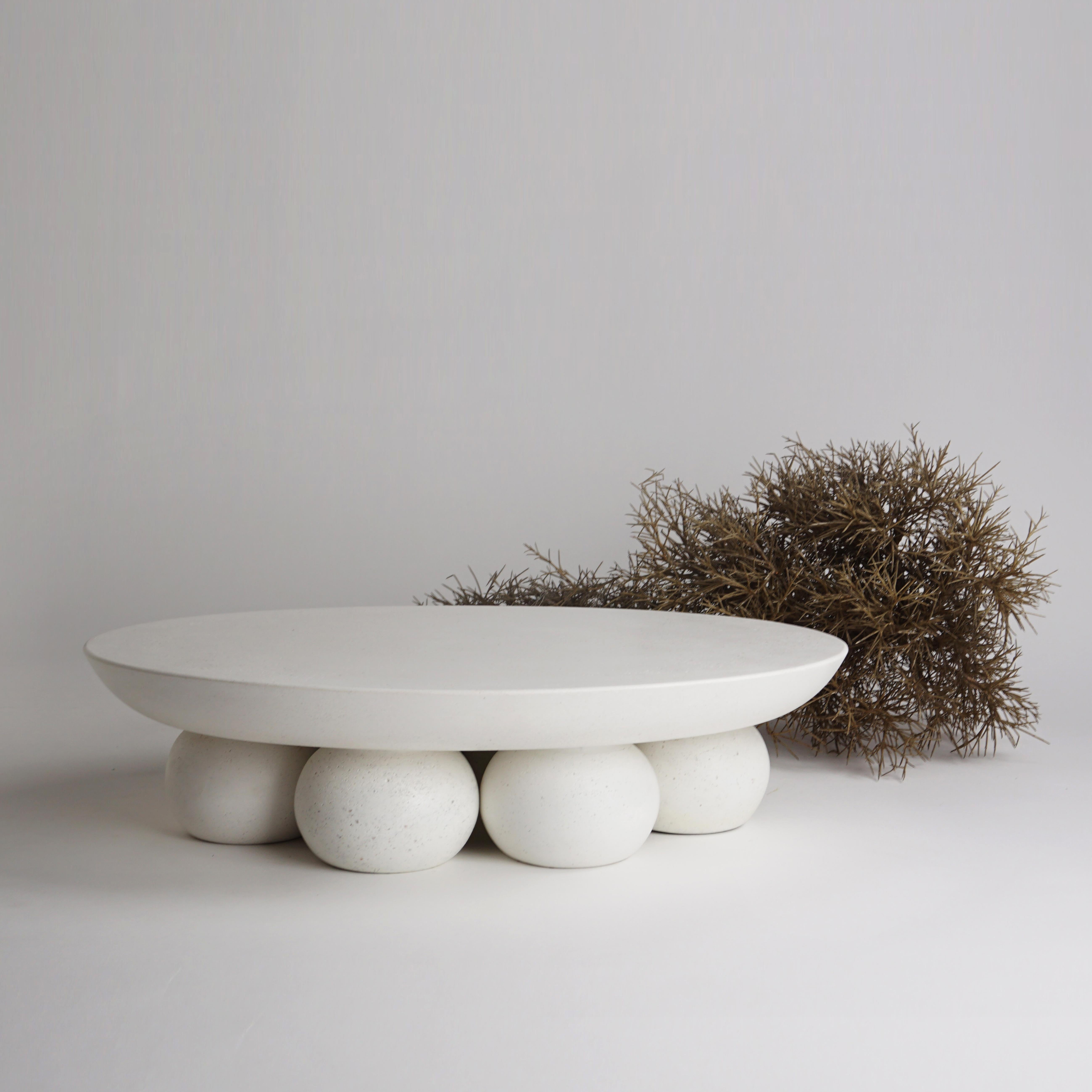 Pierre artificielle Centre de table ovale sculptural et organique « PIEDI » d'Alentes Atelier en vente