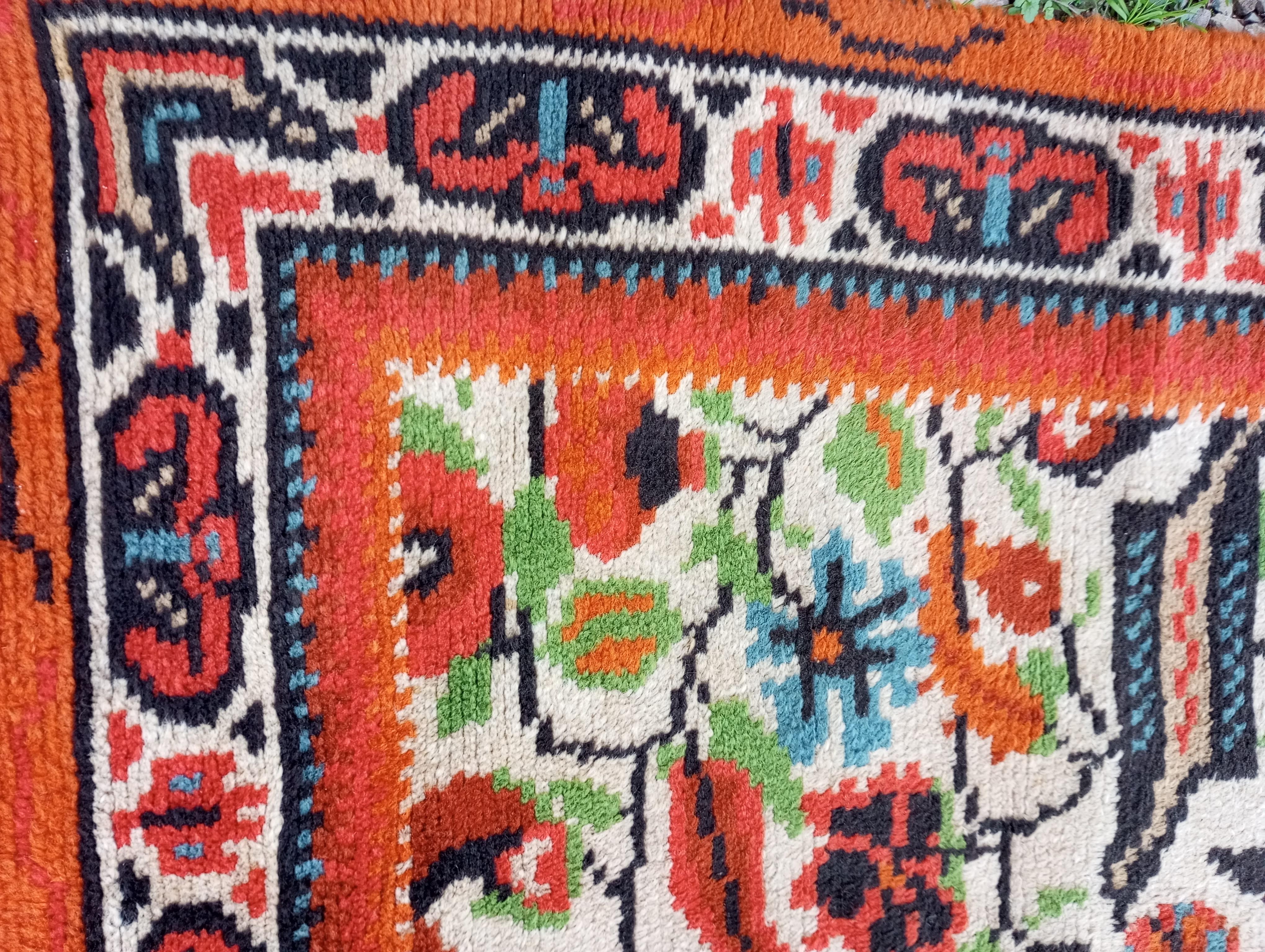 European Anatolian-style carpet with Ushak design featuring birds (Austria) For Sale 4