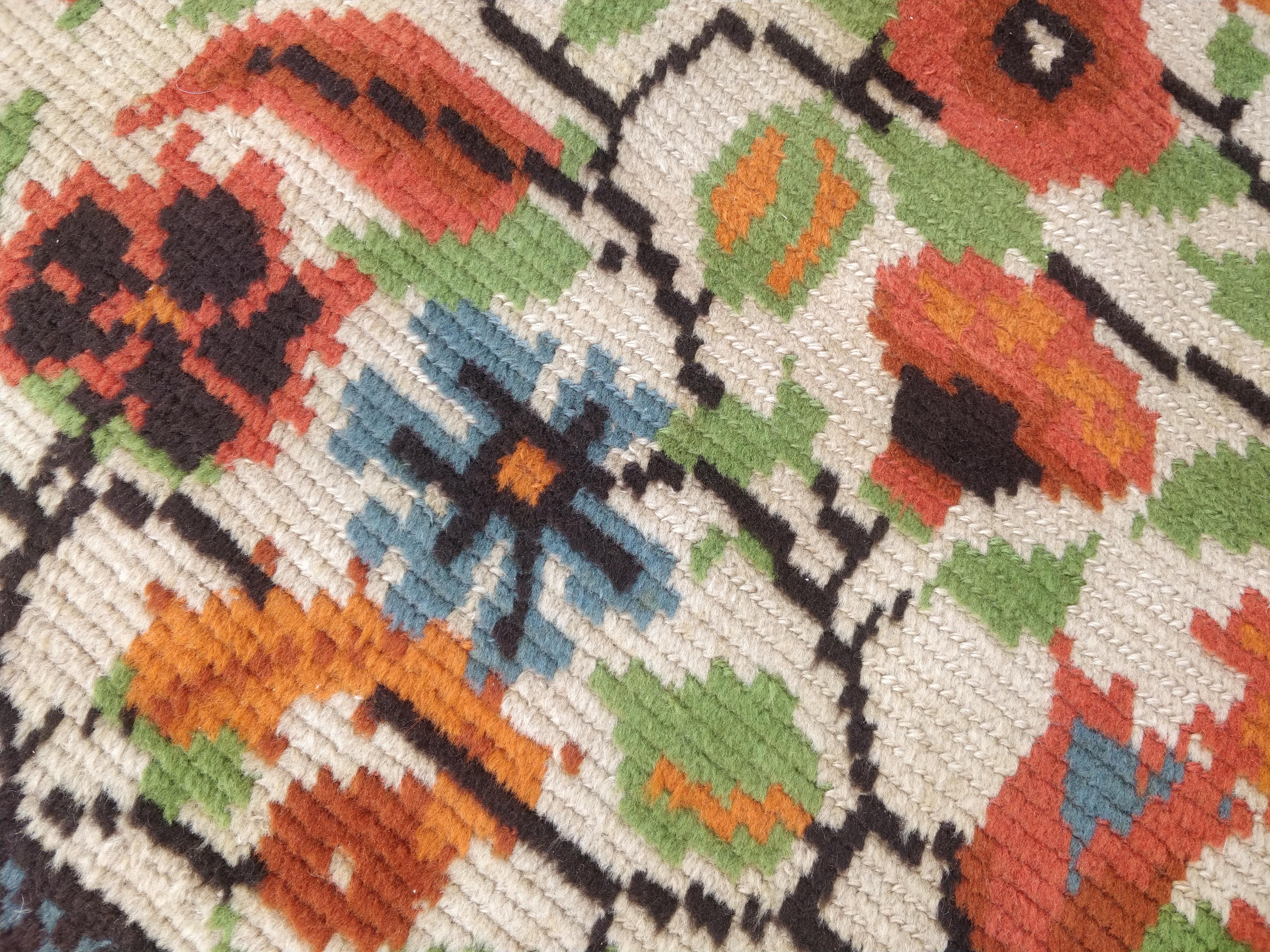 European Anatolian-style carpet with Ushak design featuring birds (Austria) For Sale 5