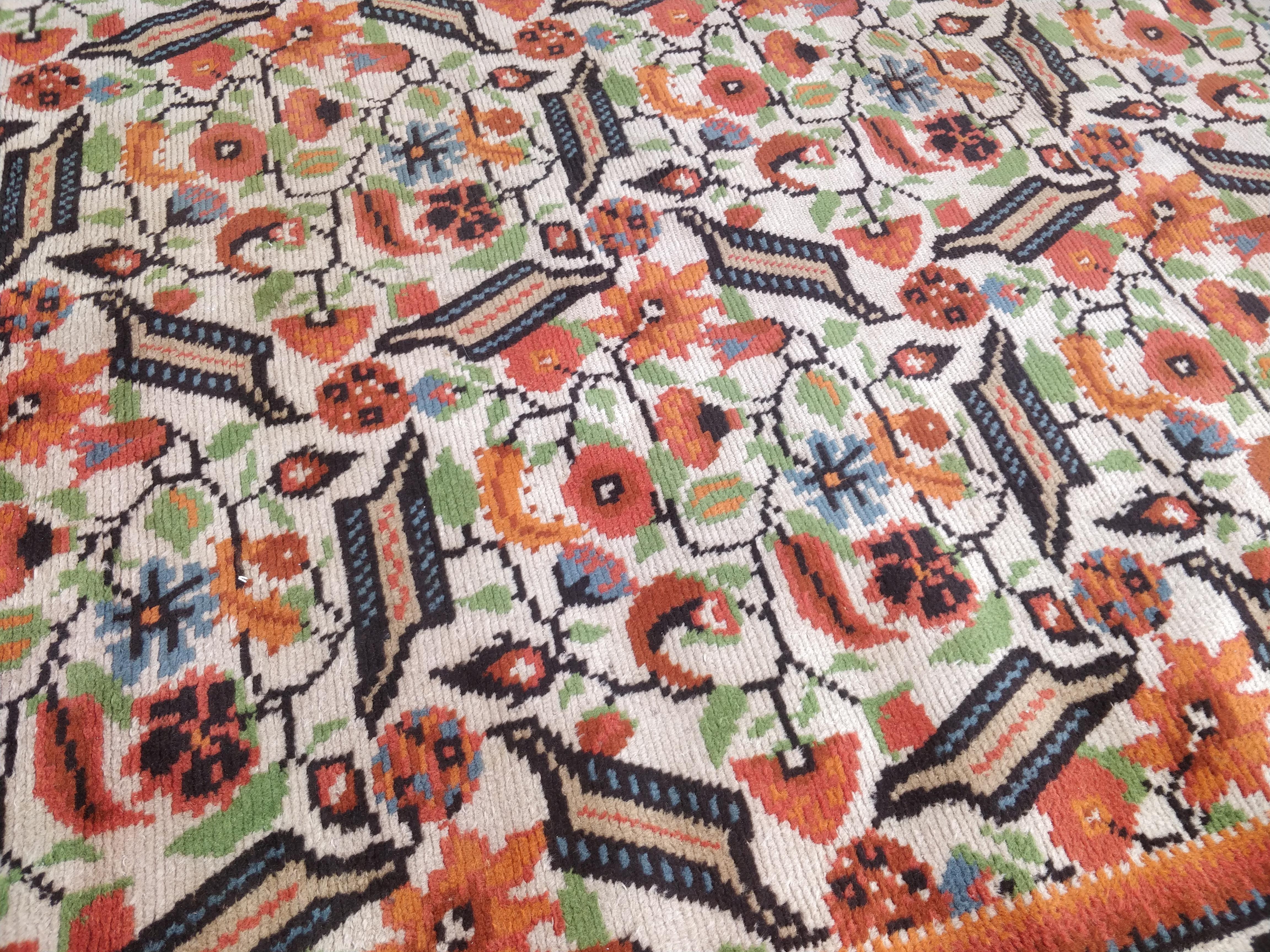 European Anatolian-style carpet with Ushak design featuring birds (Austria) For Sale 6