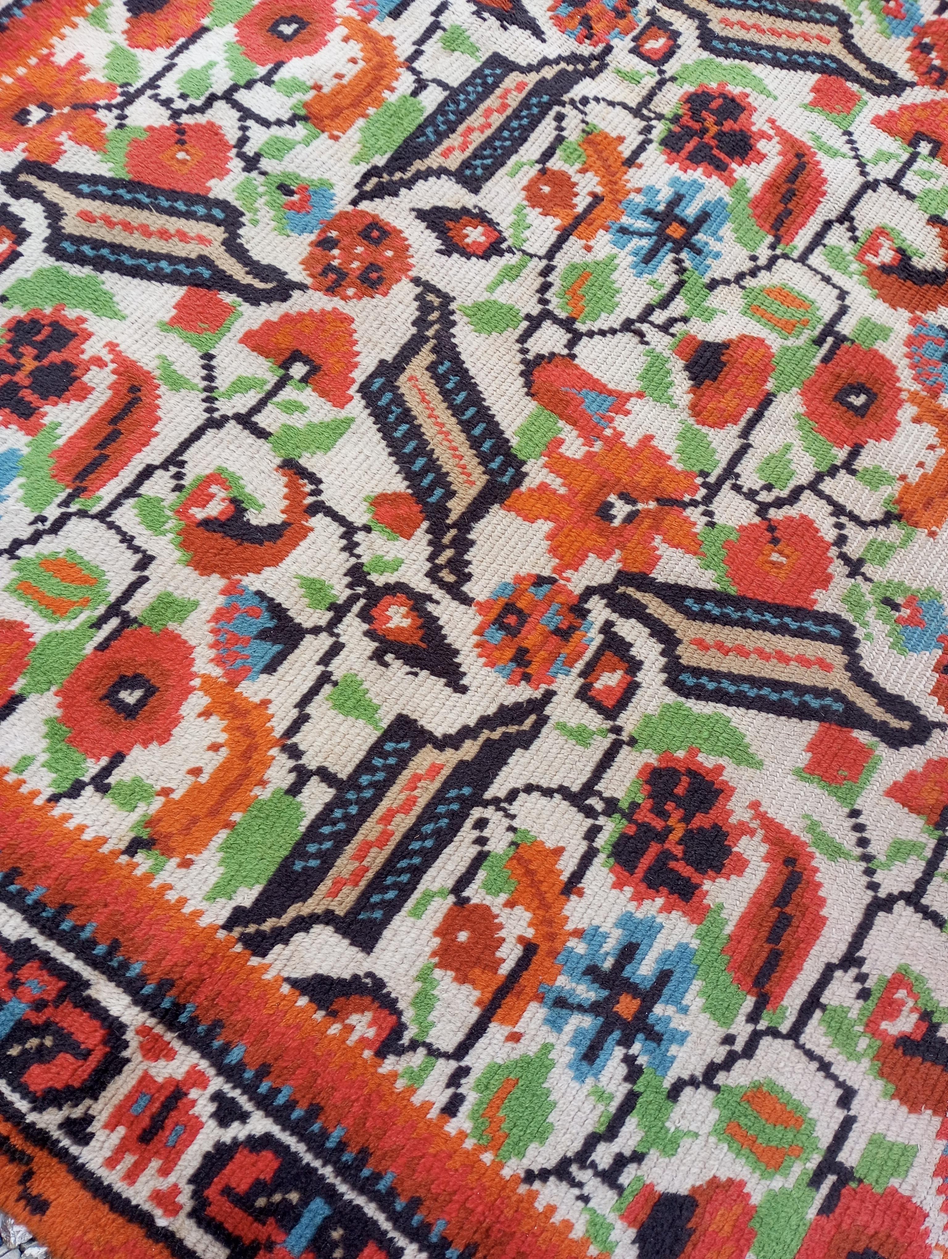 
Der europäische Teppich im anatolischen Stil mit Ushak-Vogelmotiv, vollständig in Österreich handgefertigt, ist ein textiles Meisterwerk, das anatolische Kunsttradition mit österreichischer Handwerkskunst verbindet. Handgeknüpft aus reiner Wolle