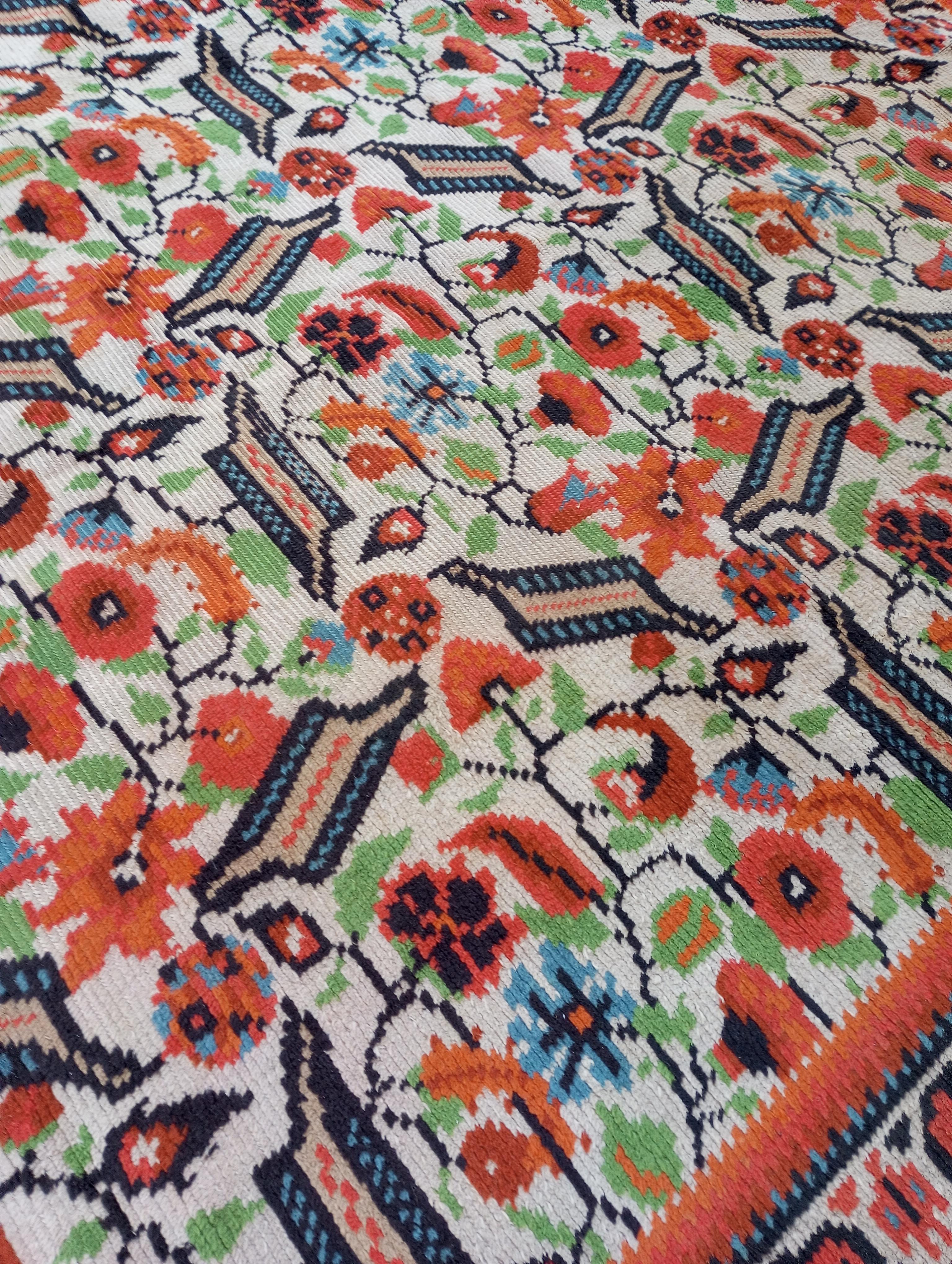 Europäischer Teppich im Anatolischenstil mit Ushak-Design und Vögeln (Österreich) im Zustand „Gut“ im Angebot in Firenze, FI