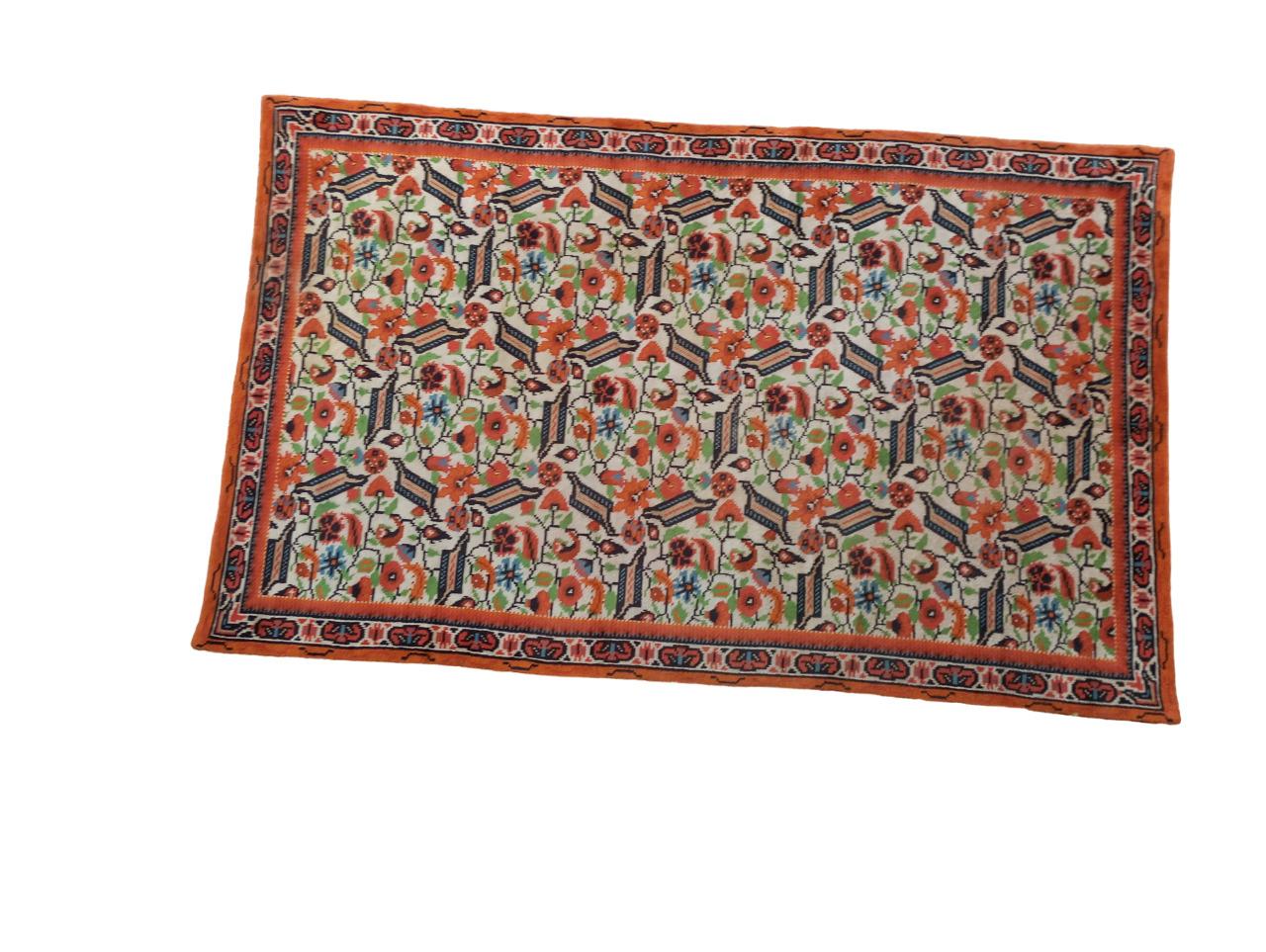 European Anatolian-style carpet with Ushak design featuring birds (Austria) For Sale 2