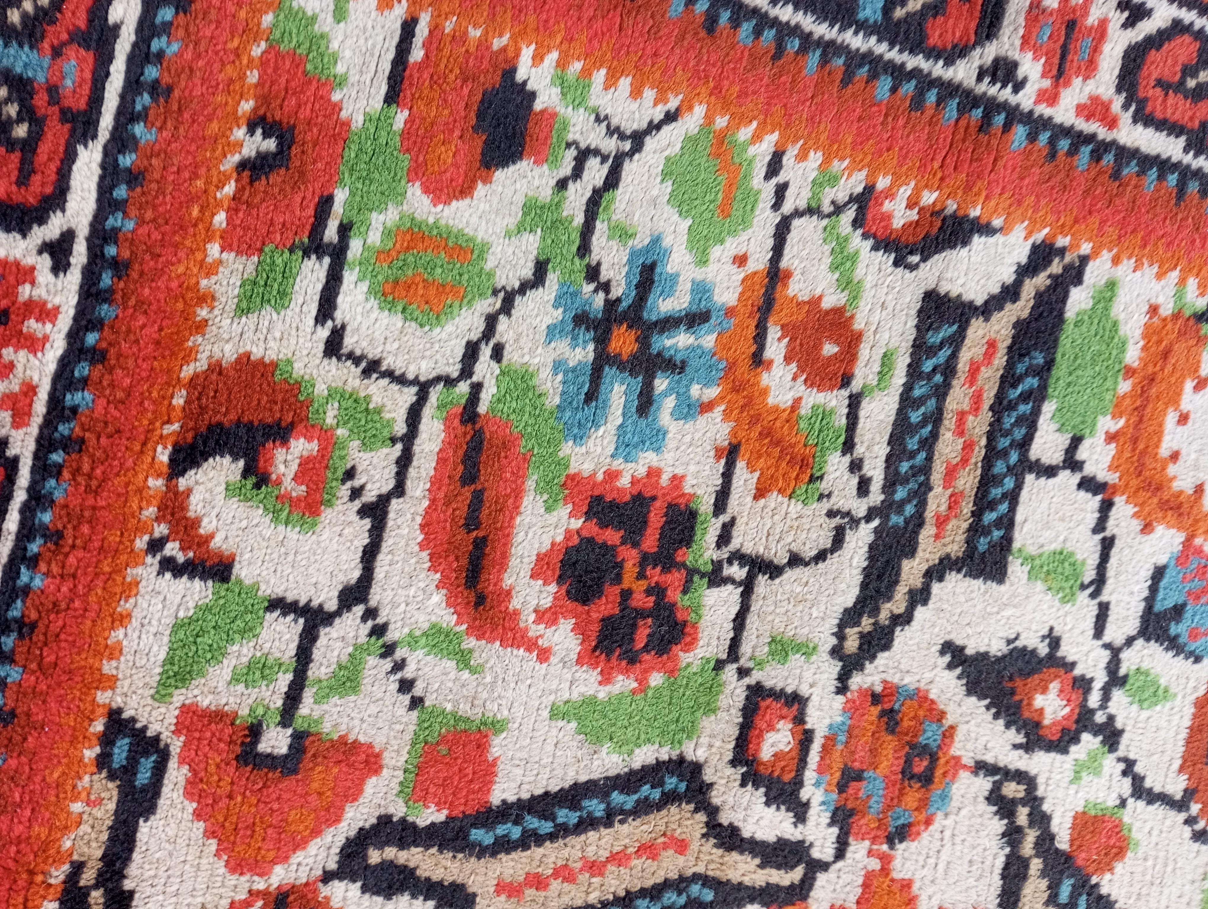 European Anatolian-style carpet with Ushak design featuring birds (Austria) For Sale 3
