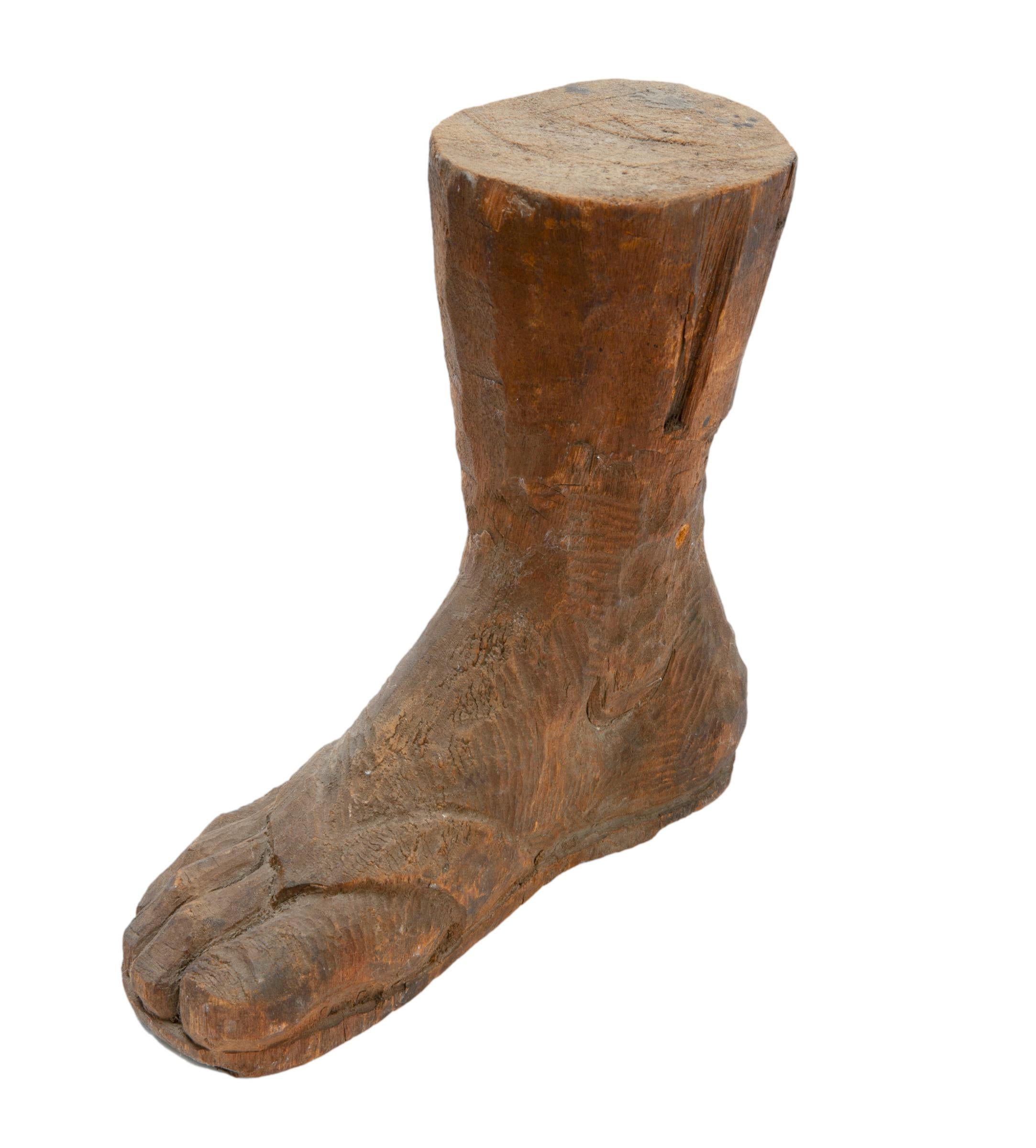 Antikes seltenes & antikes Artefakt, ein Fuß, der eine Sandale trägt, die Unterseite des Fußes wurde mit der Unterseite der Sandalen geschnitzt.
