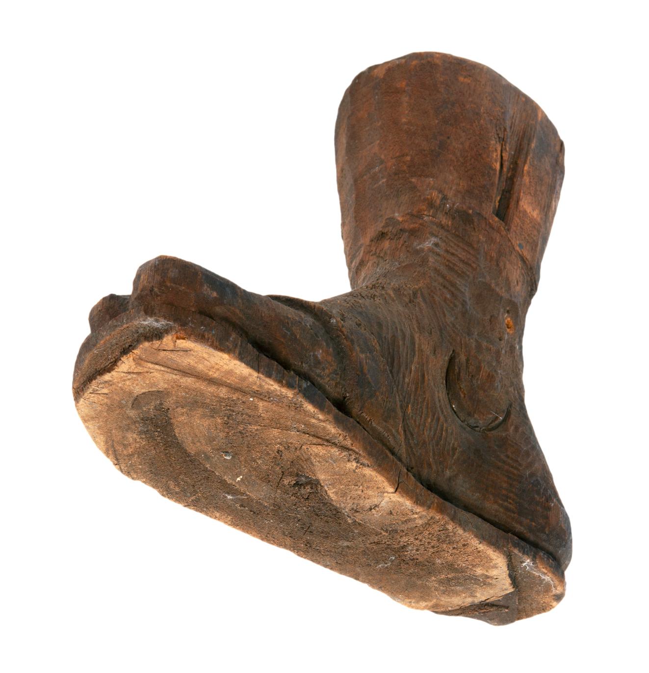 Artefacto antiguo europeo Pie de madera tallado a mano siglo XVII en venta