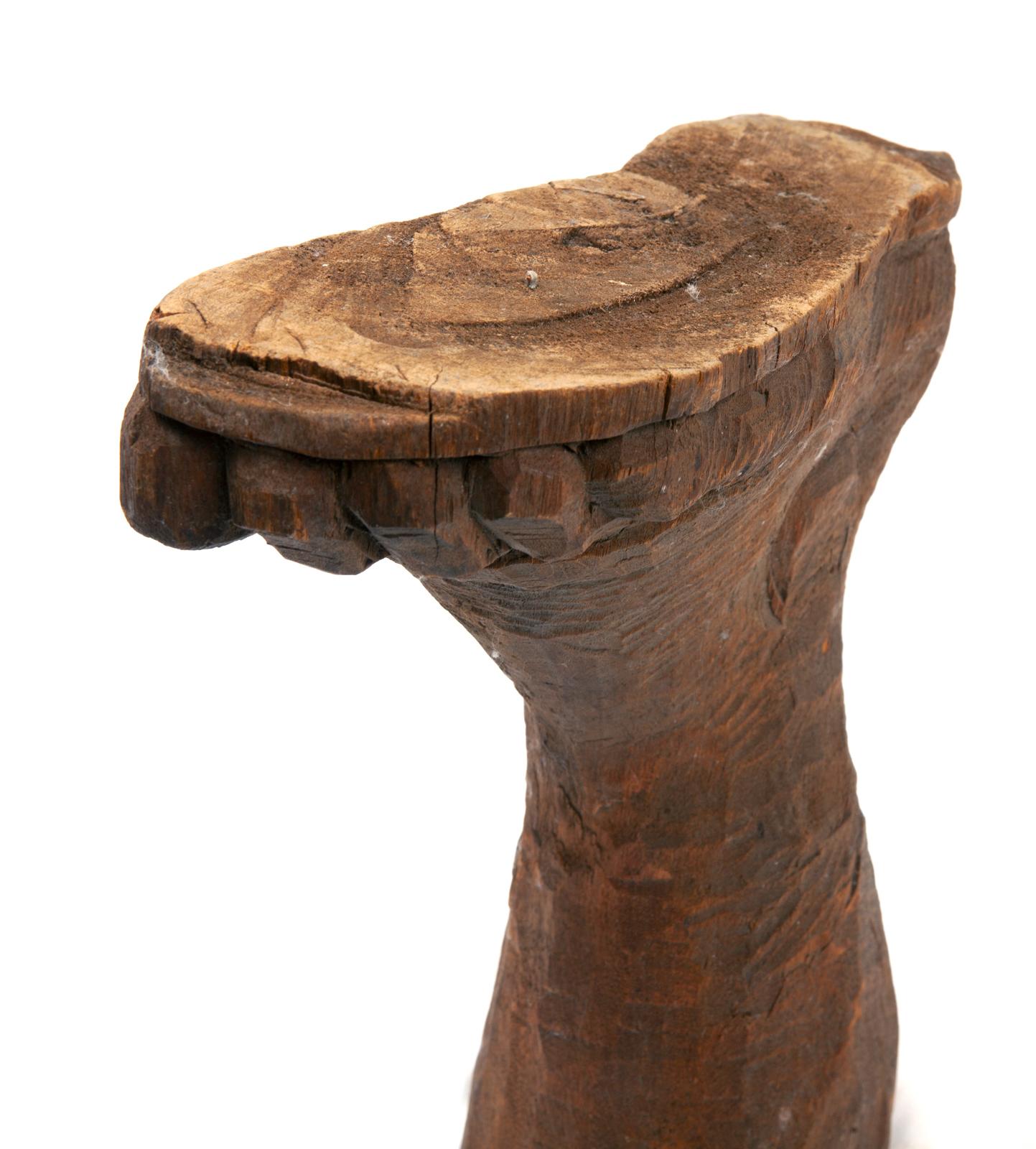 Objet ancien européen sur pied en bois sculpté à la main en vente 1