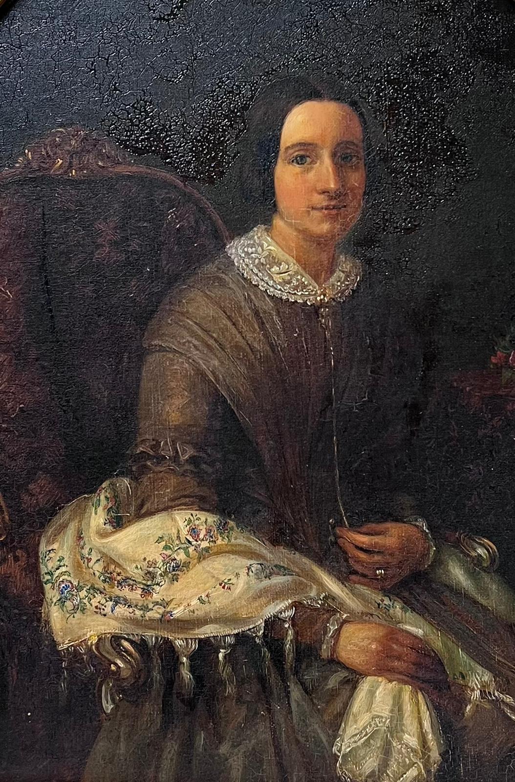 Antico ritratto europeo di una signora con scialle floreale avvolto in una cornice dorata con arco - Painting di European Antique