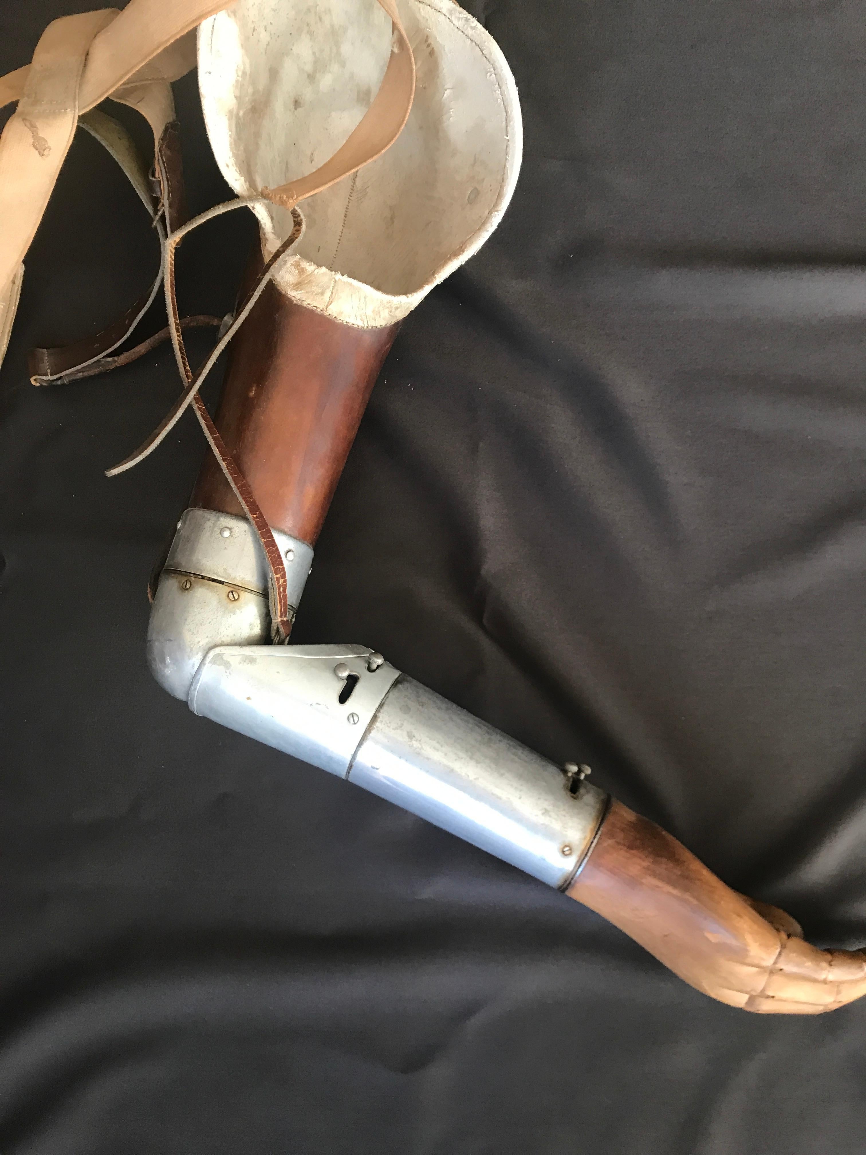 European Antique Prosthetic Arm in Wood Metal and Leather In Good Condition For Sale In Antwerp, BE