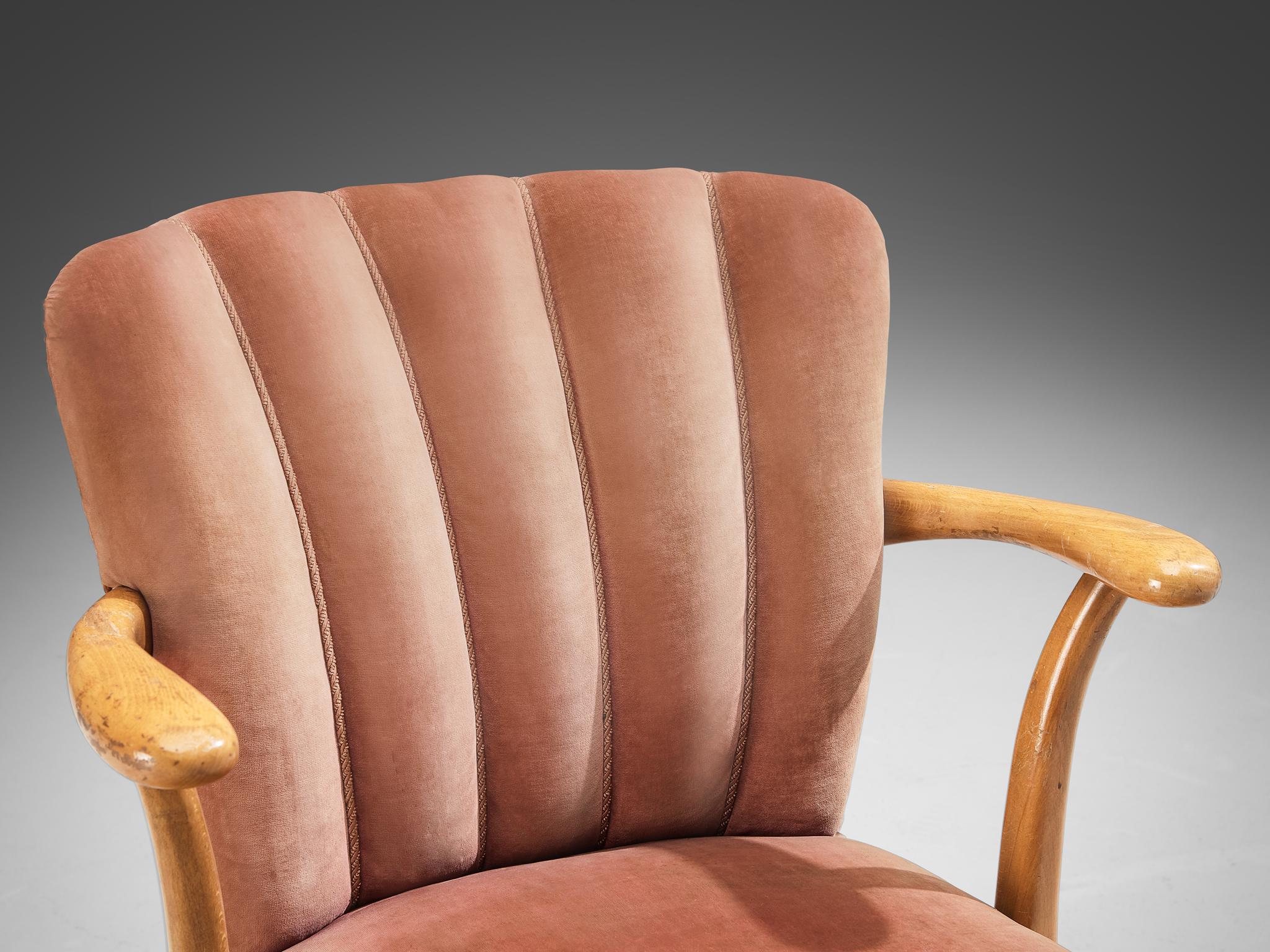 Hêtre Fauteuil européen en tissu de velours rose souple et bois  en vente