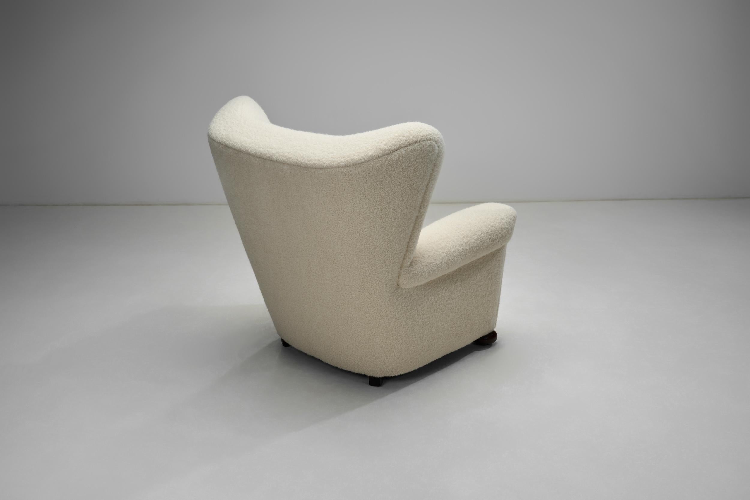 European Armchair in White Upholstery, Europe 20th Century For Sale 5