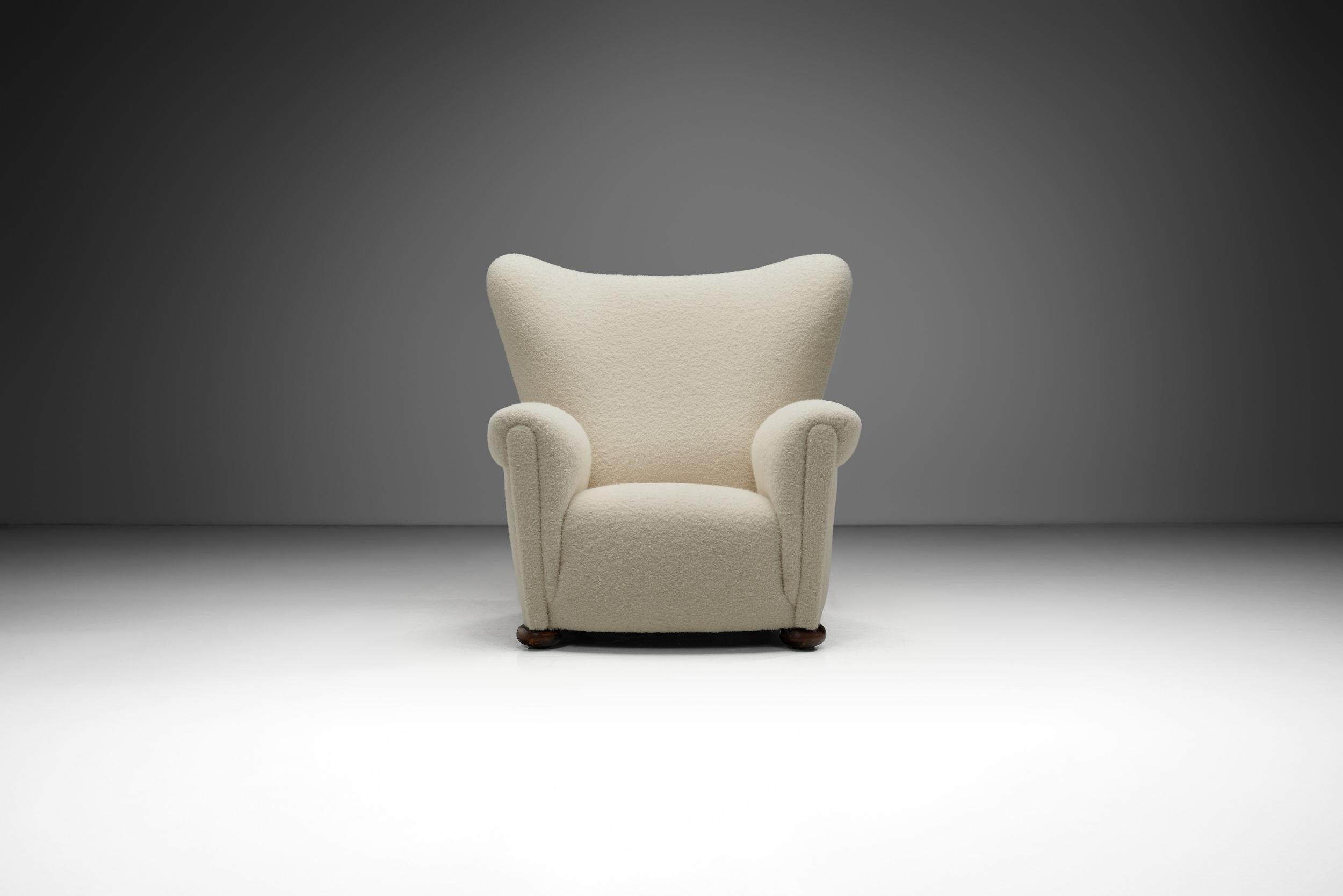 Mid-Century Modern European Armchair in White Upholstery, Europe 20th Century For Sale