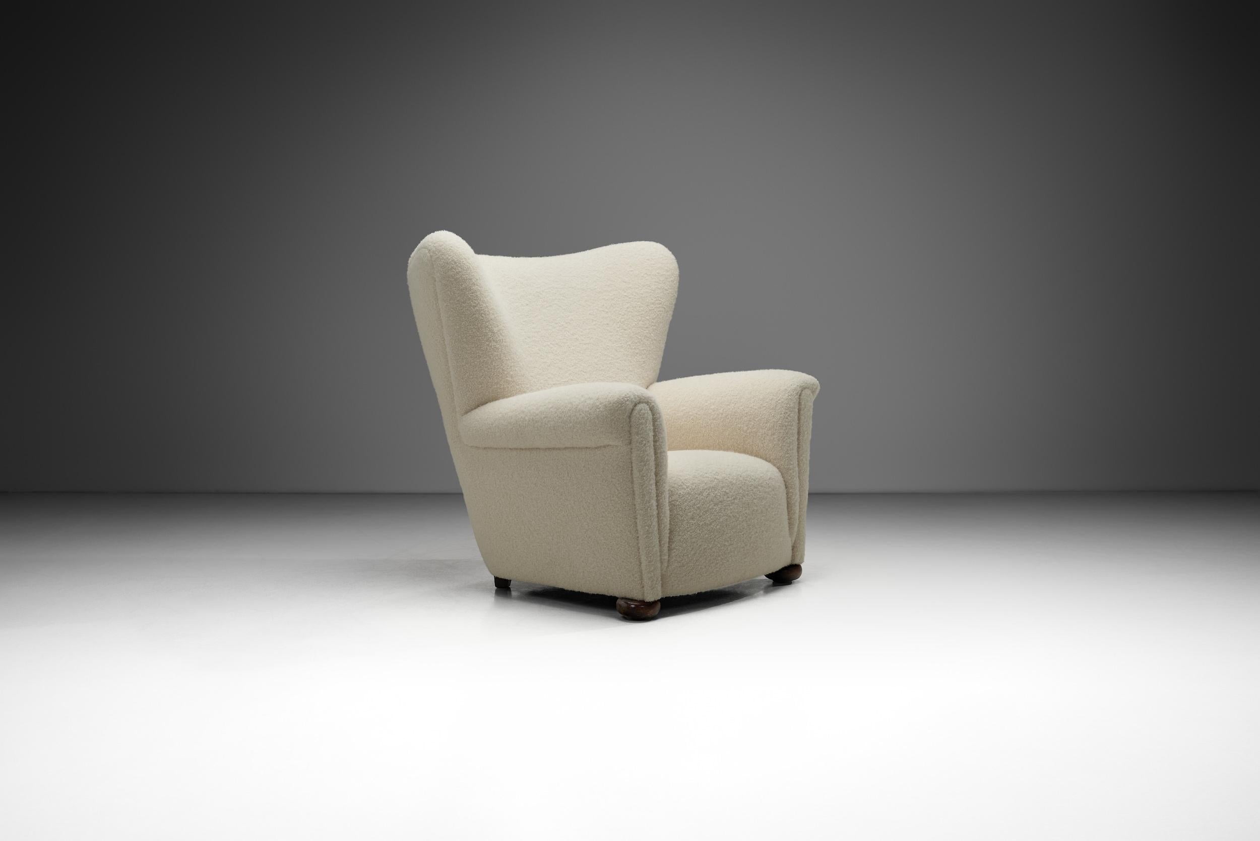 European Armchair in White Upholstery, Europe 20th Century In Good Condition For Sale In Utrecht, NL