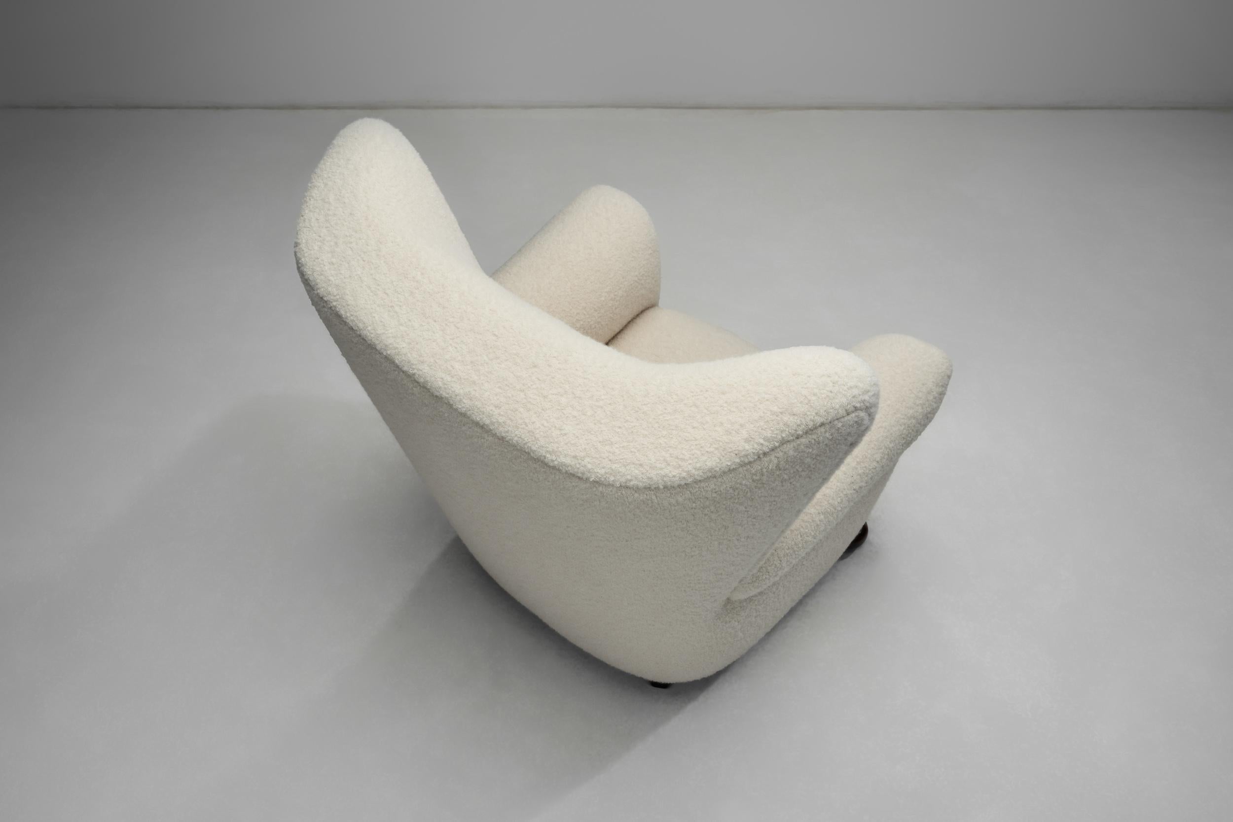European Armchair in White Upholstery, Europe 20th Century For Sale 1