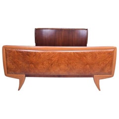 Cadre de lit italien Art Déco en bois exotique bicolore d'élégance européenne des années 1950, Italie