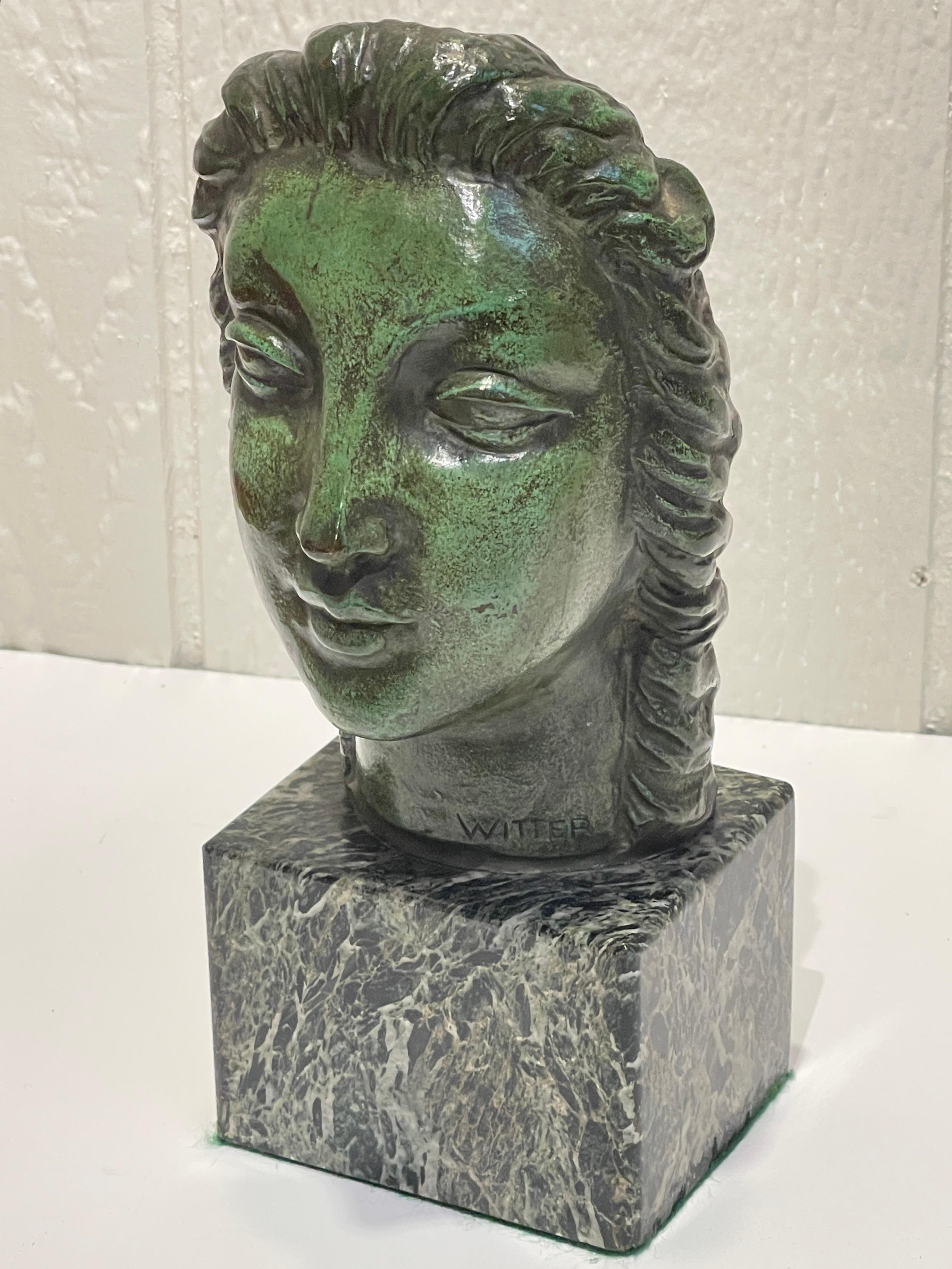 Portrait en buste d'une dame, Art déco européen en vente 3