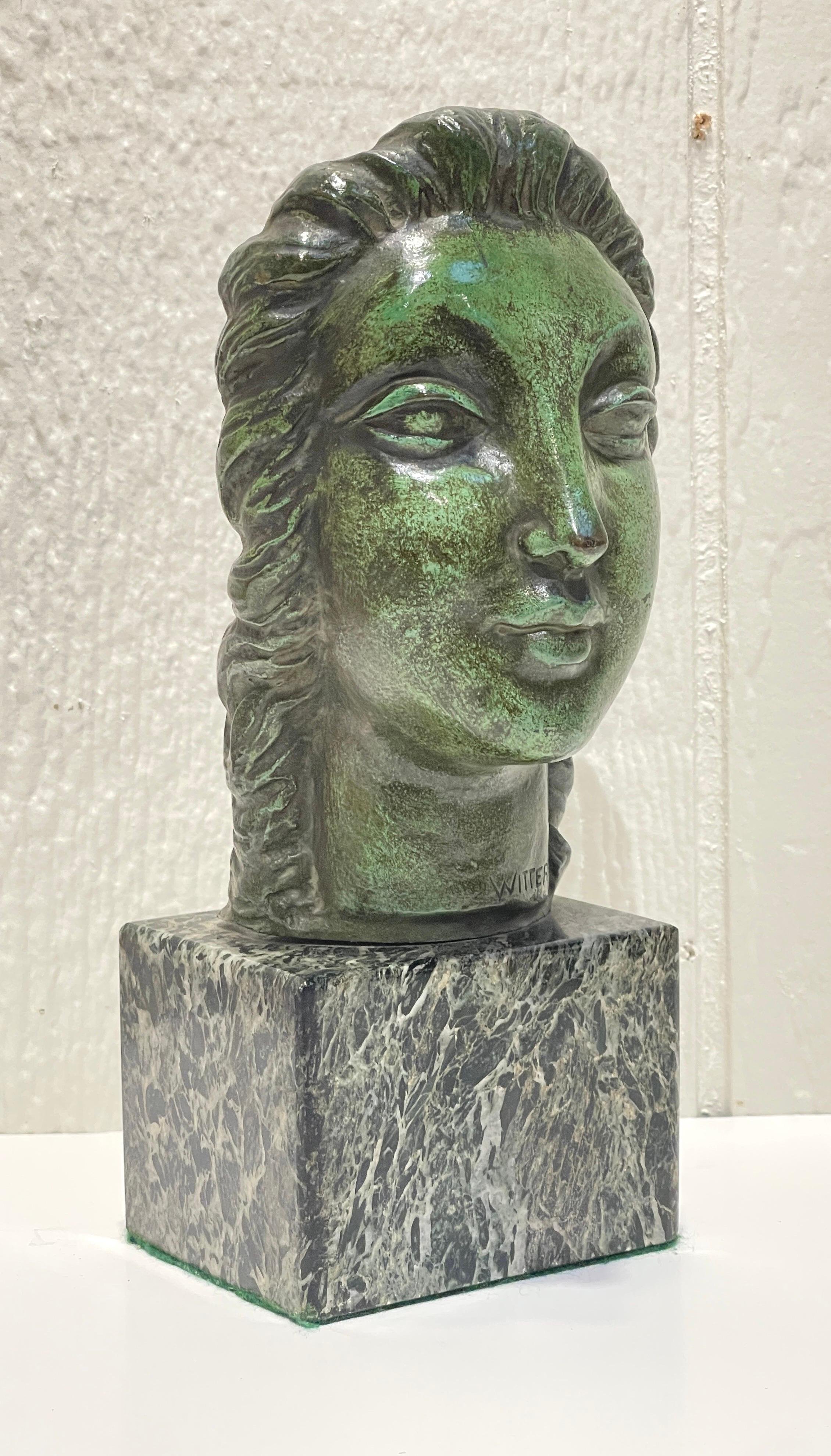 Portrait en buste d'une dame, Art déco européen 
signé en bas à droite 