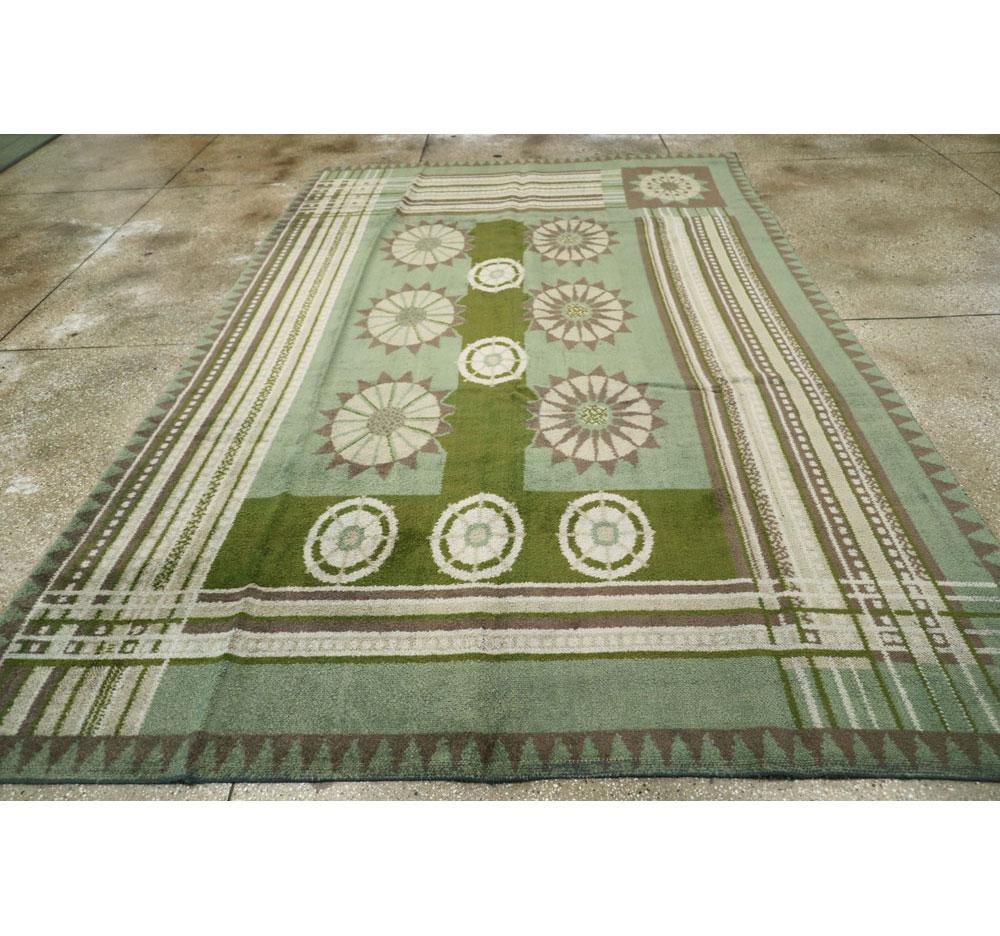 Europäischer Art-Deco-Teppich inspiriert von Edward McKnight Kauffer in Laurel Green im Zustand „Gut“ in New York, NY