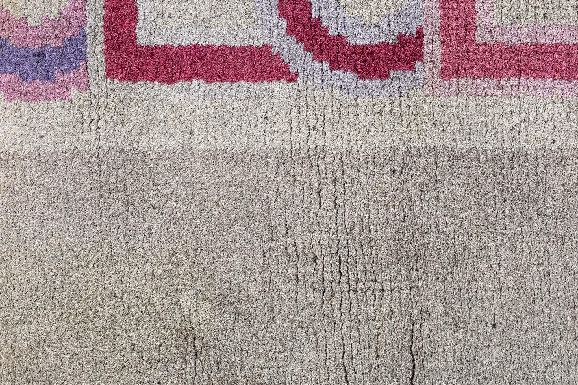 Laine Tapis européen Art déco (taille ajustée) Doris Leslie Blau en vente