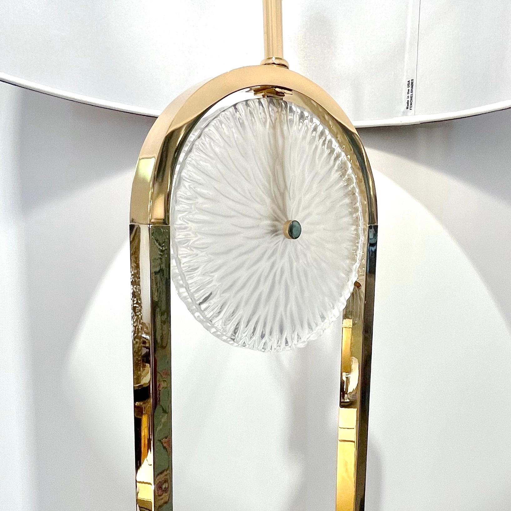 Organique Lampadaire minimaliste de style Art déco européen en cristal de Murano, verre et laiton en vente