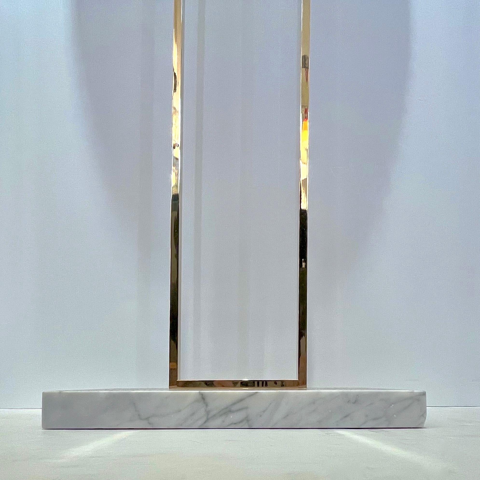 Européen Lampadaire minimaliste de style Art déco européen en cristal de Murano, verre et laiton en vente