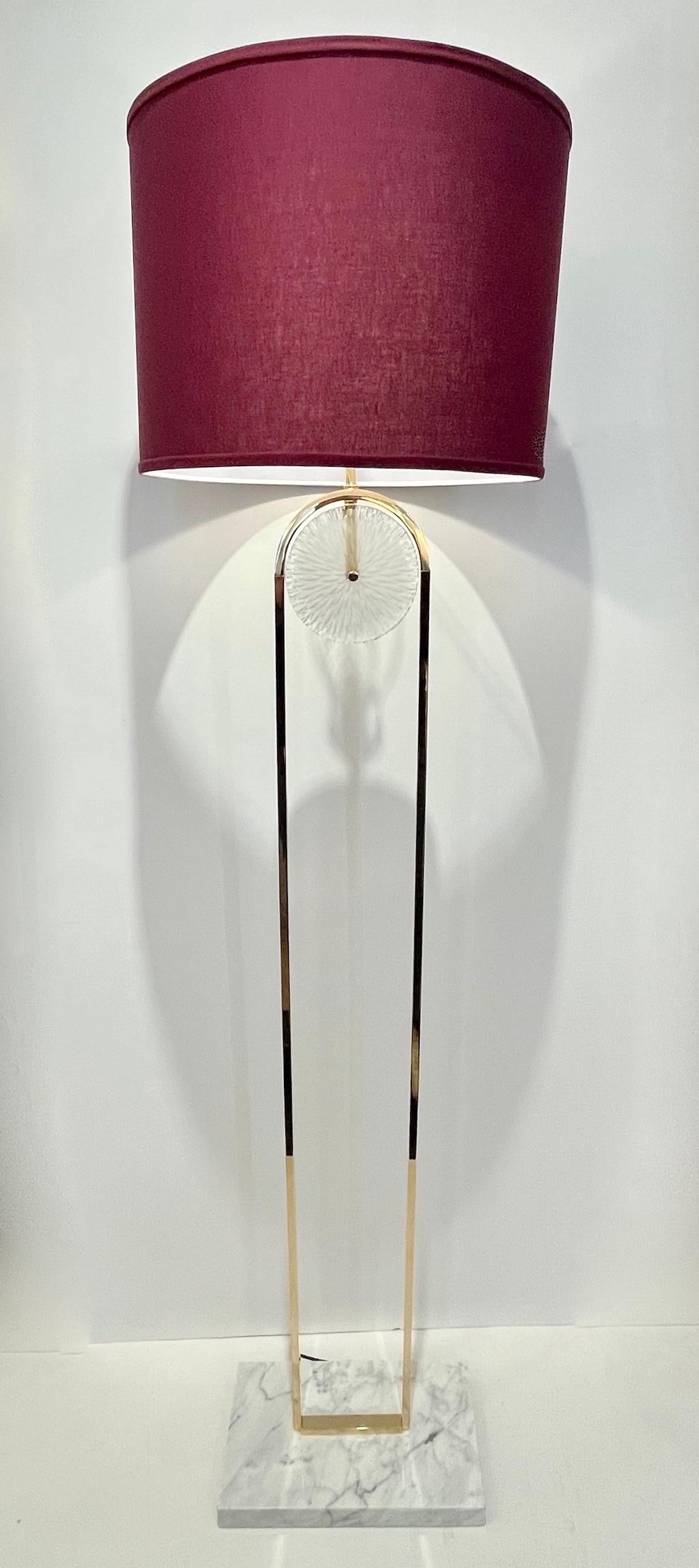 Laiton Lampadaire minimaliste de style Art déco européen en cristal de Murano, verre et laiton en vente