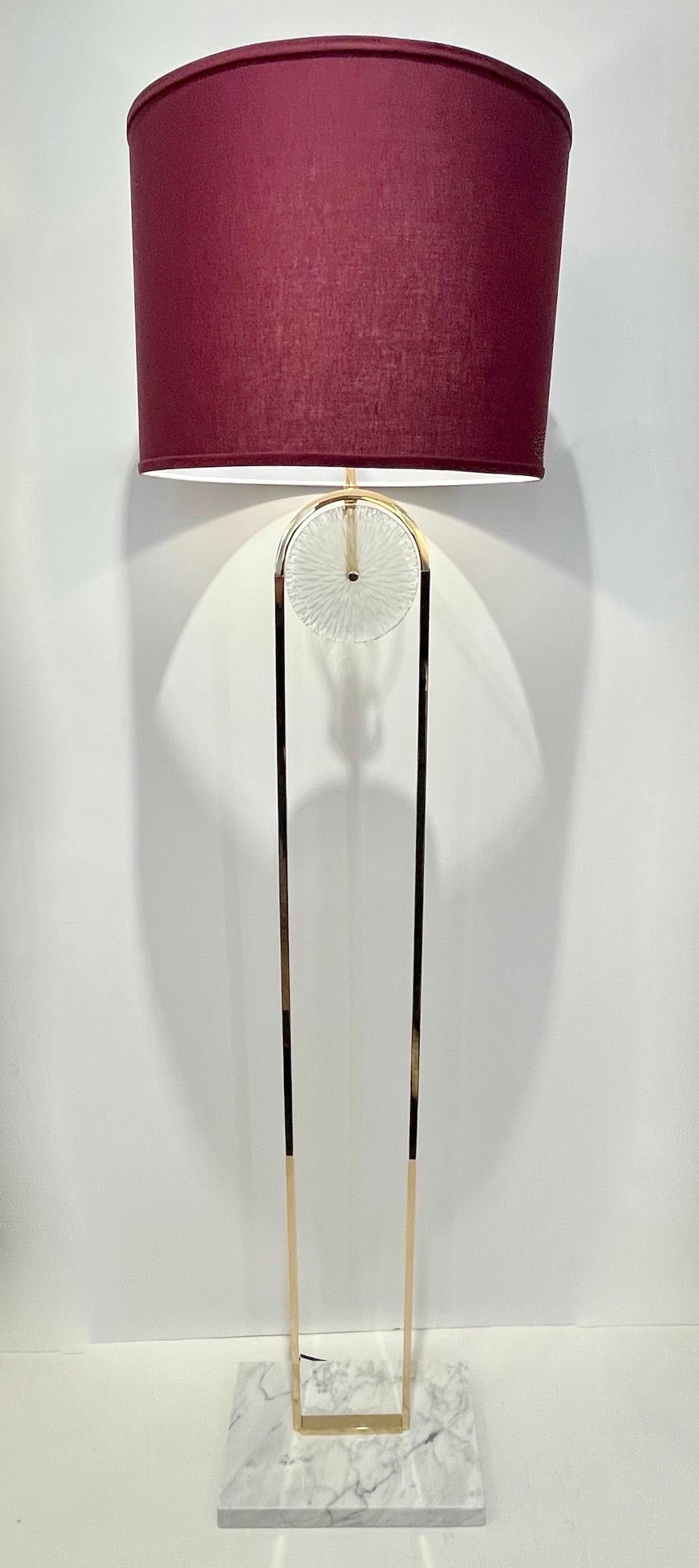 Ottone Lampada da terra minimalista in stile Art Deco europeo, in vetro di Murano, ottone e marmo in vendita