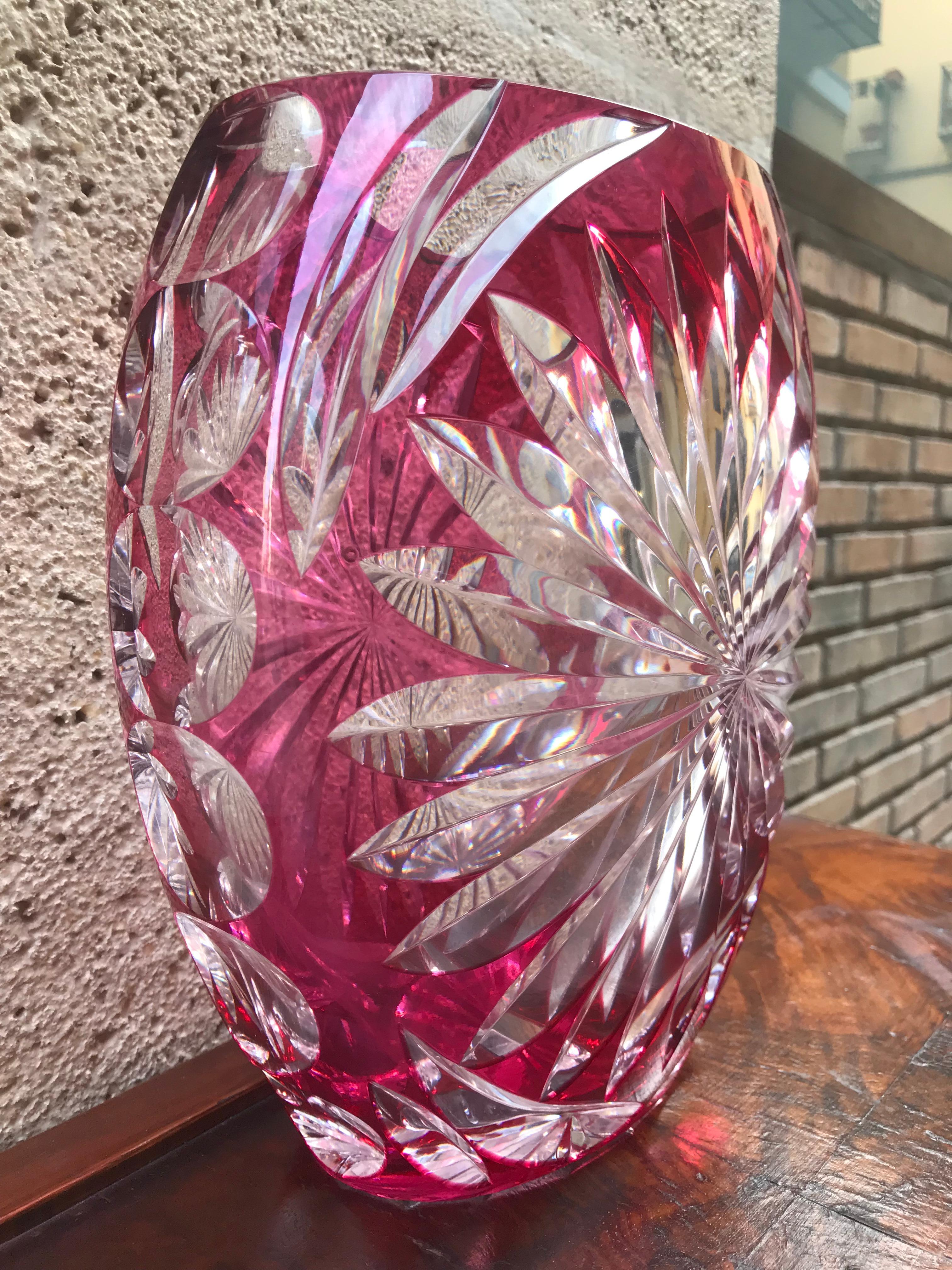 This is an European Art Deco vase, made in the 1930s by Val Saint Lambert.
It is made of carved and beveled Murano glass.
It has a perfect fuchsia color to decorate any corner of our house and thus give a cheerful touch of color to the