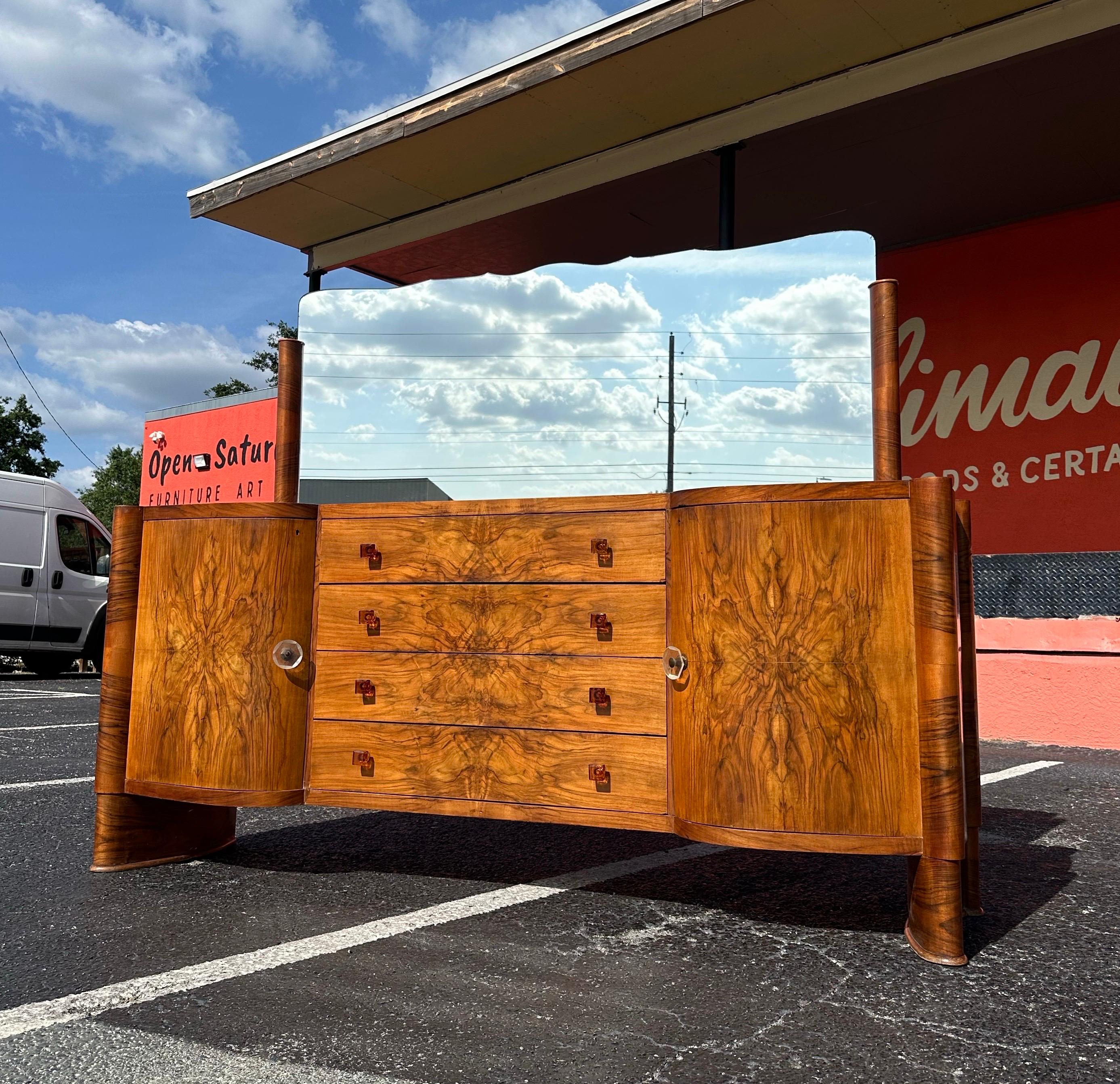 Graziosa credenza o credenza europea Art Déco in legno di noce abbinato a libro. Anni '10/'20 circa, frontale curvo con quattro cassetti centrali affiancati da ante su entrambi i lati con contenitori aperti. Lo specchio abbinato è incluso e si
