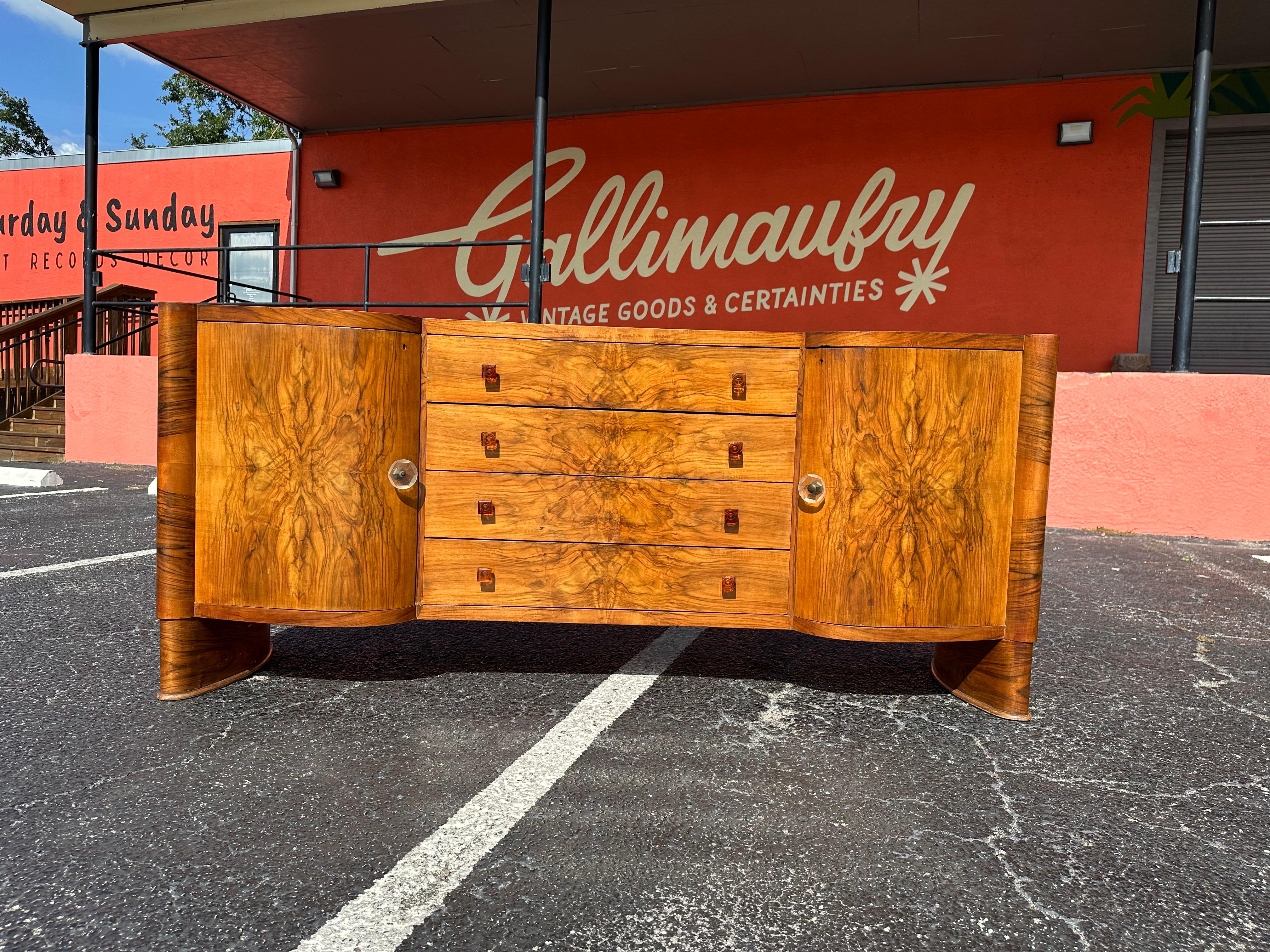 Art Déco Credenza Art Deco europea in legno di noce e boro in vendita