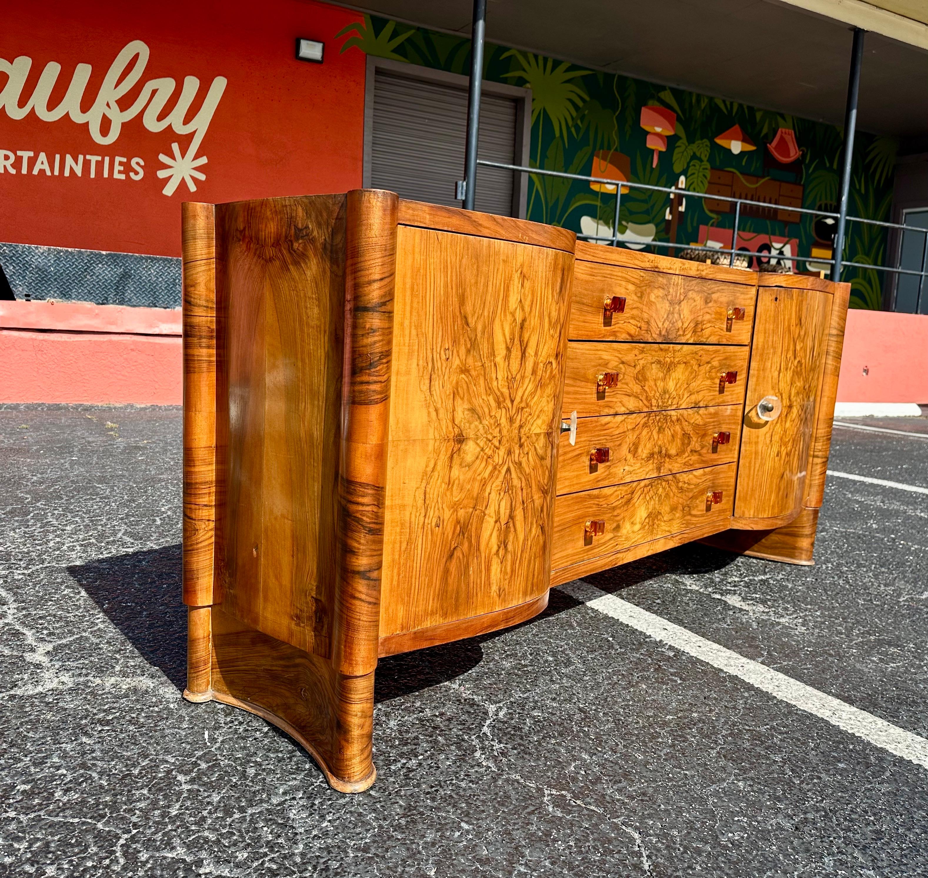 Francese Credenza Art Deco europea in legno di noce e boro in vendita