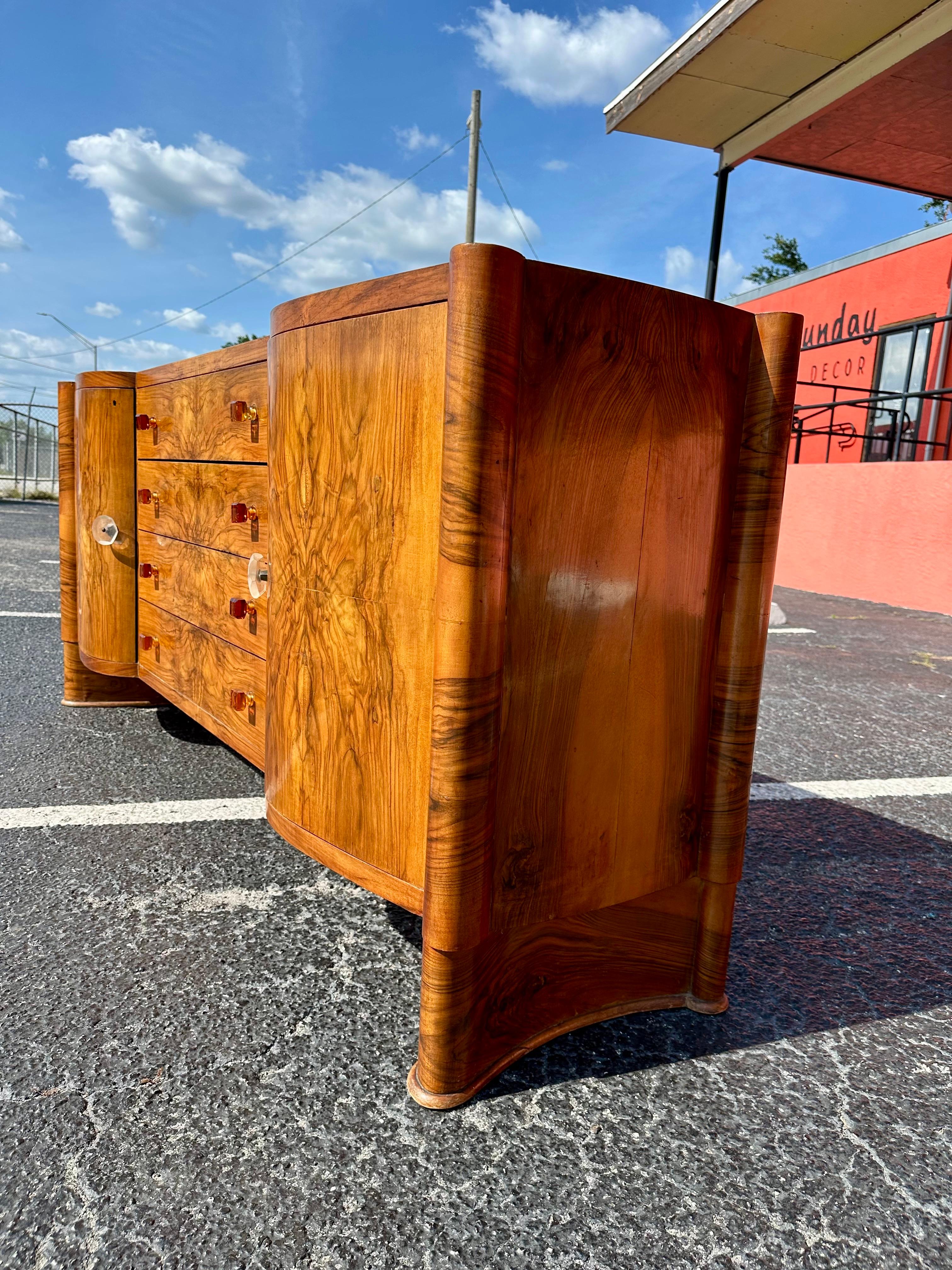 Impiallacciato Credenza Art Deco europea in legno di noce e boro in vendita
