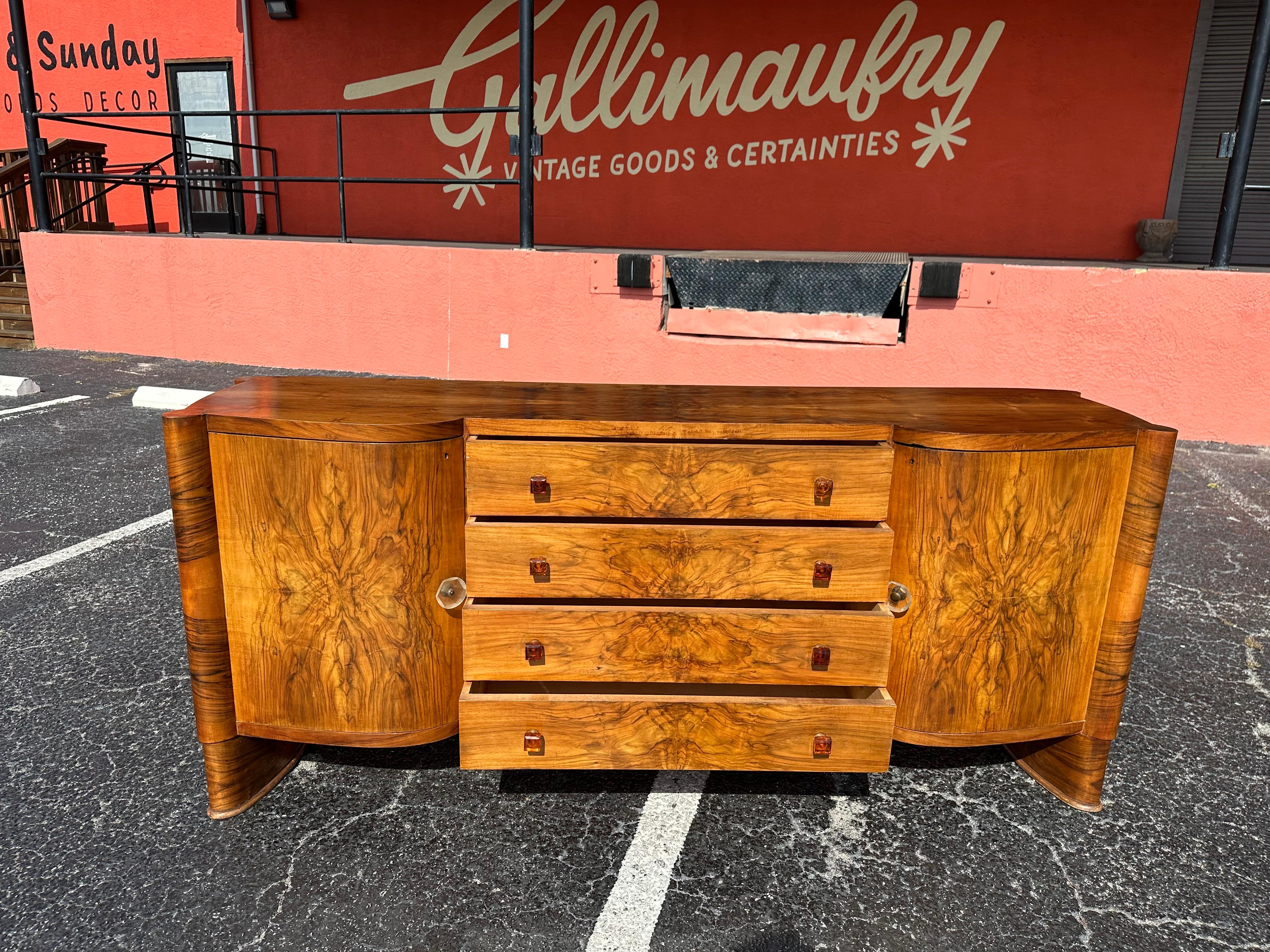 Credenza Art Deco europea in legno di noce e boro In condizioni buone in vendita a Lutz, FL