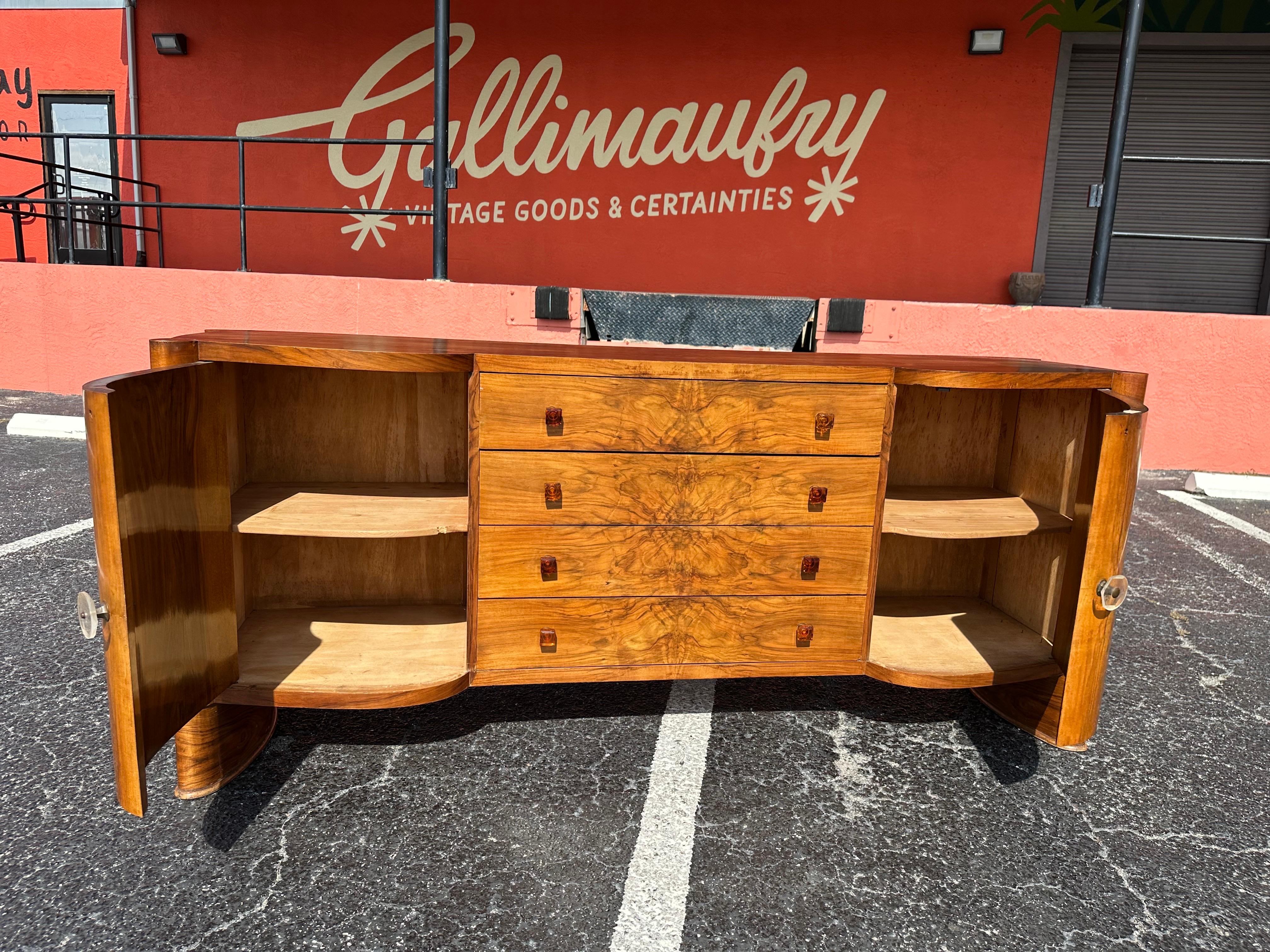 XX secolo Credenza Art Deco europea in legno di noce e boro in vendita