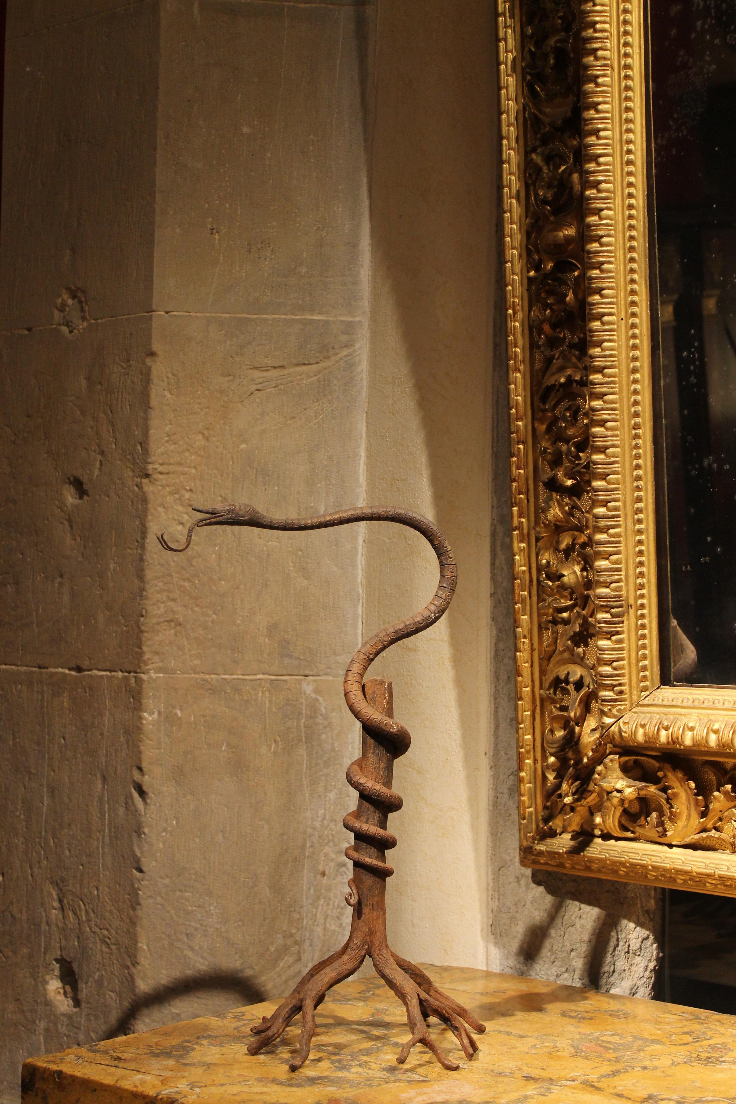 Cette sculpture en fer forgé de style Art nouveau européen en forme de serpent enroulé sur un tronc d'arbre est un élément décoratif original et merveilleux, une pièce d'art de conversation, une sculpture animale antique inhabituelle qui présente