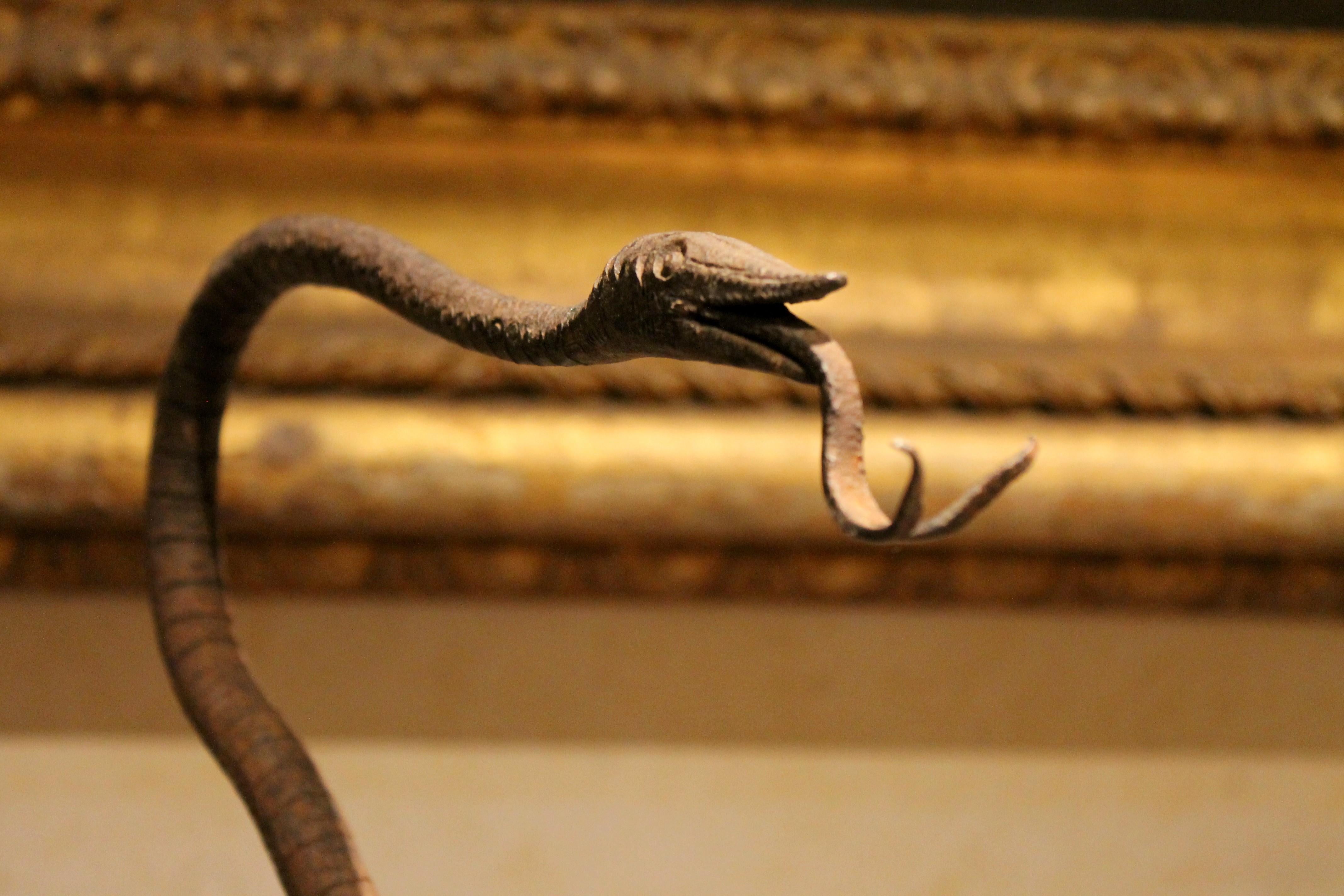 Centre de table de sculpture de serpent en fer rouillé forgé à la main de style Art nouveau européen  en vente 1