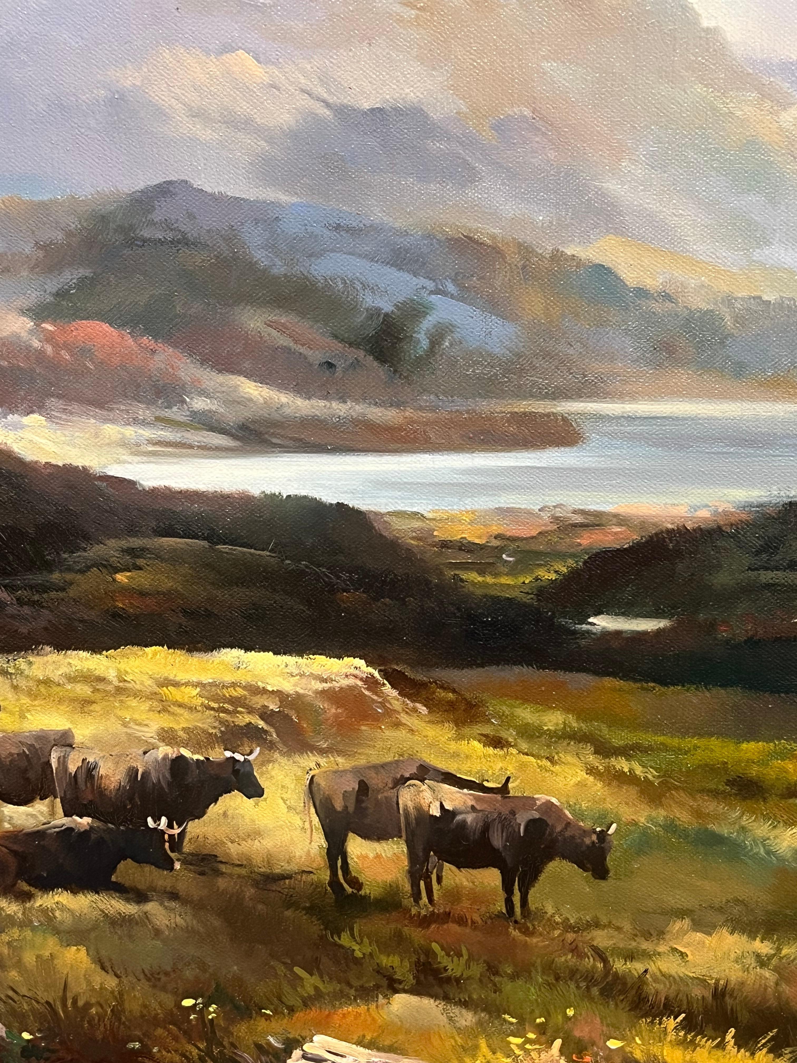 Enorme paesaggio delle Highlands scozzesi firmato, dipinto a olio con cornice dorata e spazzata - Painting Impressionismo di European Artist