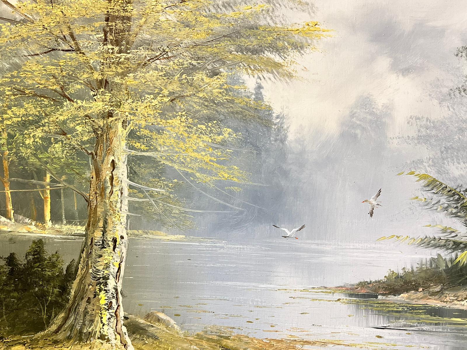 Grande peinture à l'huile traditionnelle signée avec cadre enveloppant doré - Oiseaux des bois de rivière en vente 1