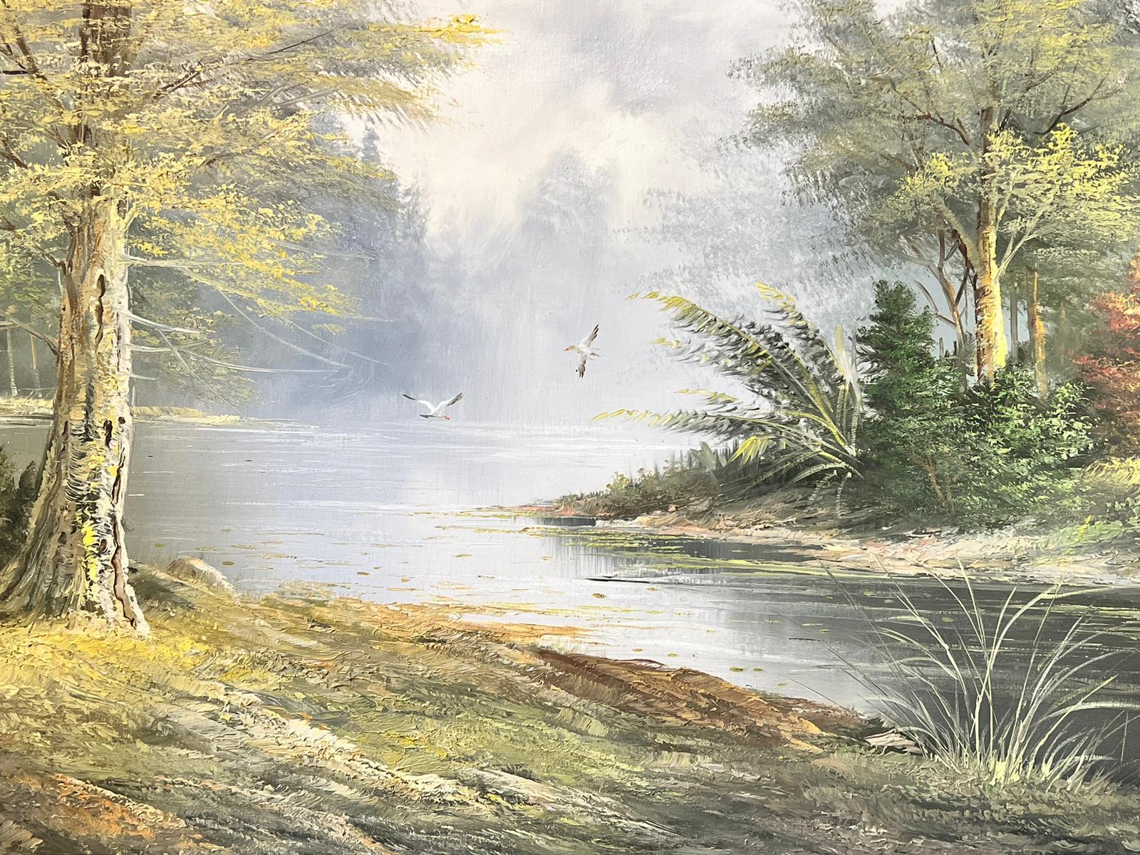 Grande peinture à l'huile traditionnelle signée avec cadre enveloppant doré - Oiseaux des bois de rivière en vente 2