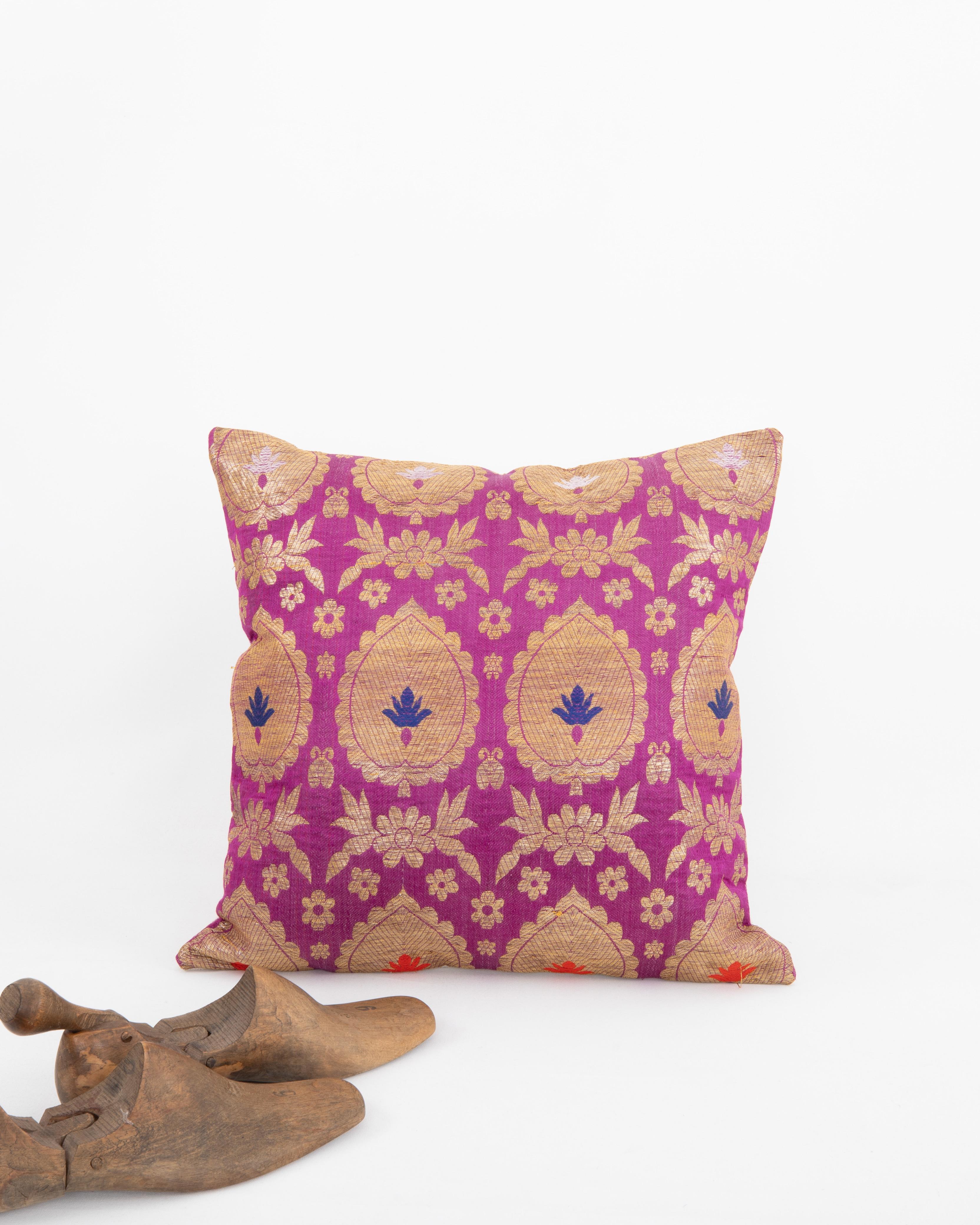 European Brocade Pillowcase , Early 20th Century. France or Italy In Fair Condition For Sale In Istanbul, TR