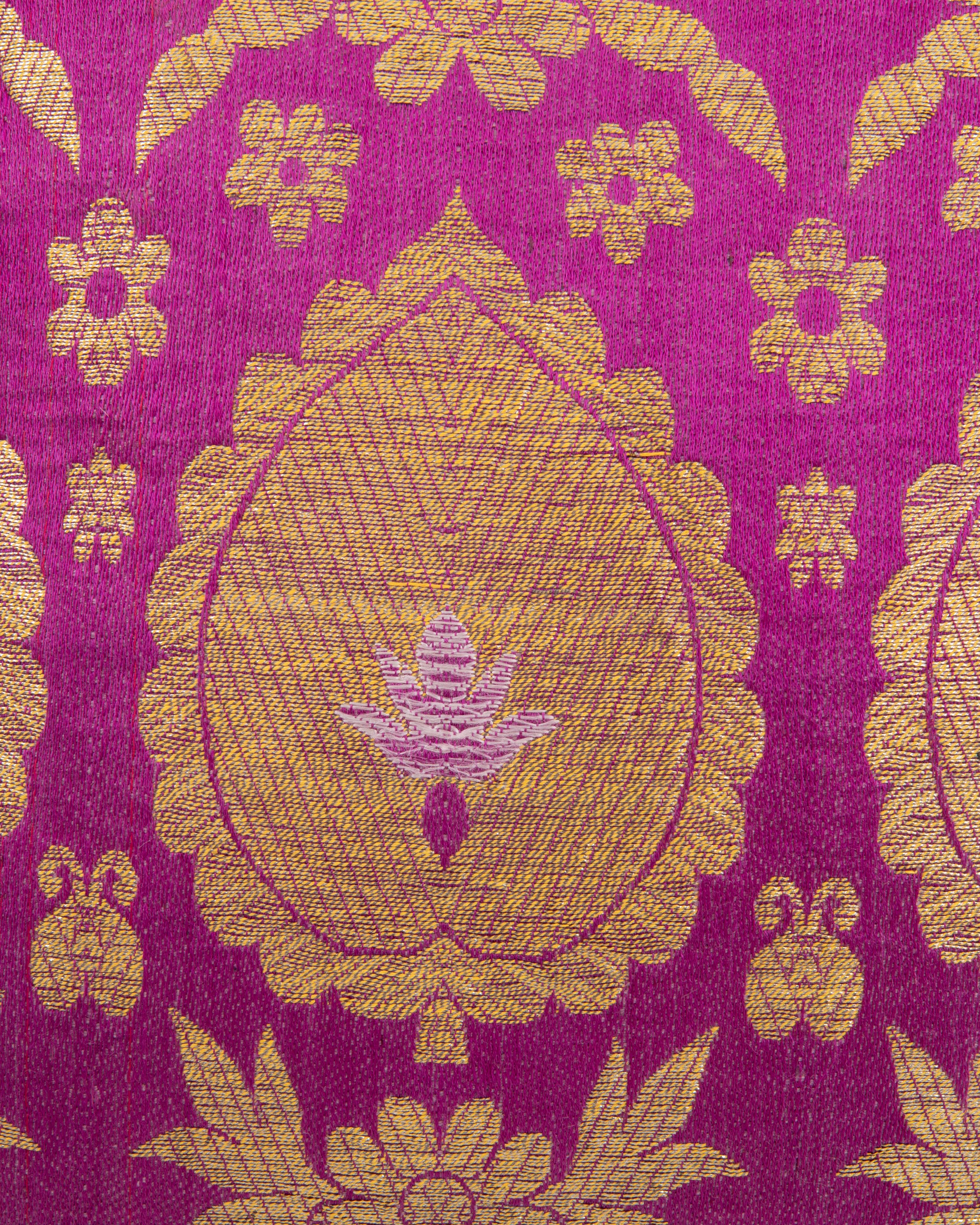 European Brocade Pillowcase , Early 20th Century. France or Italy In Fair Condition For Sale In Istanbul, TR